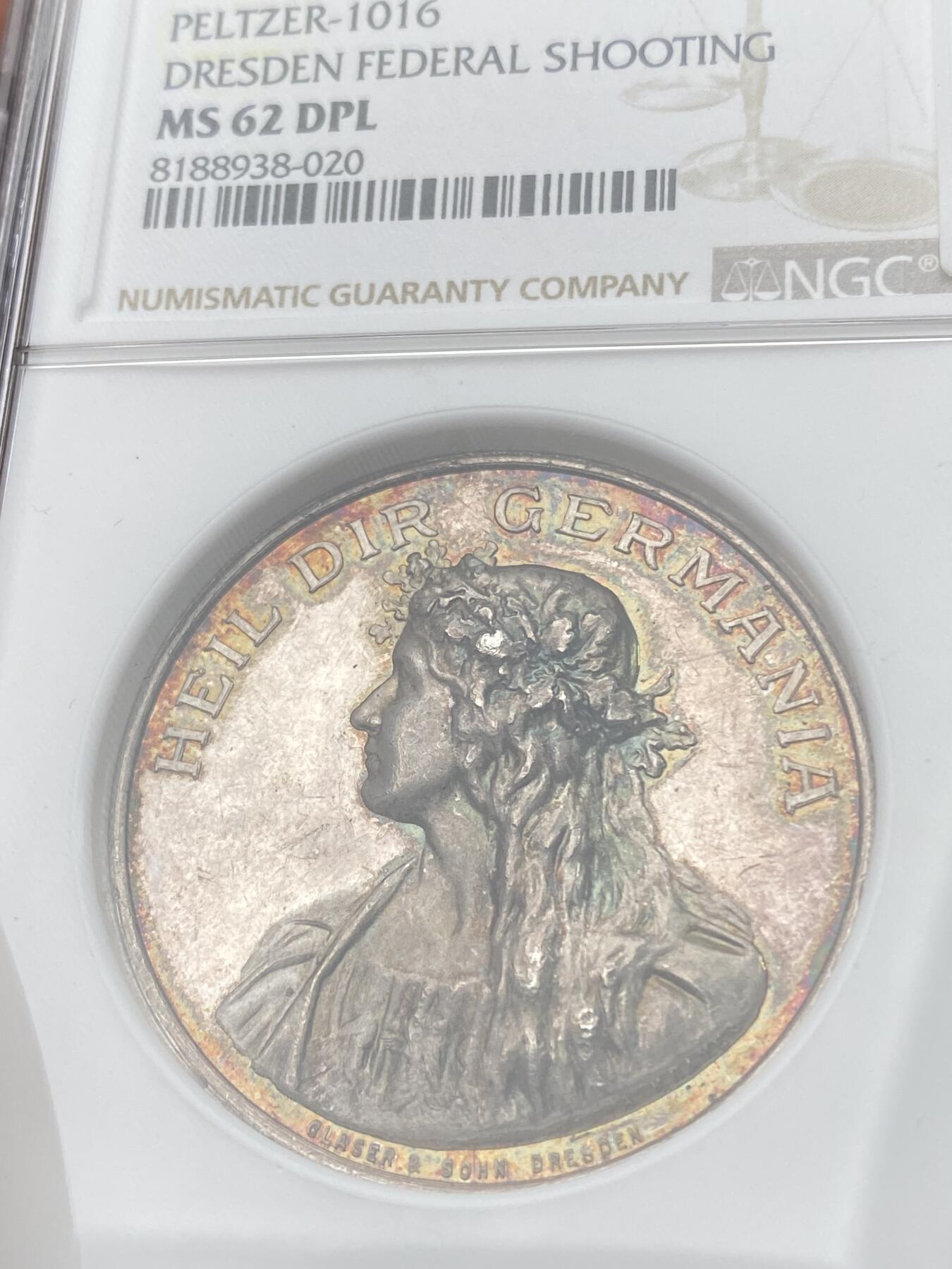 万国钱币拍卖第037期 NGC MS62DPL 1900年德国德累斯顿第十三届联邦射击节纪念银章 花环日耳曼尼娅女神与枪手景观的经典组合 超高浮雕意味着高品极难 此枚环七彩深度类镜面唯一顶级收藏品质