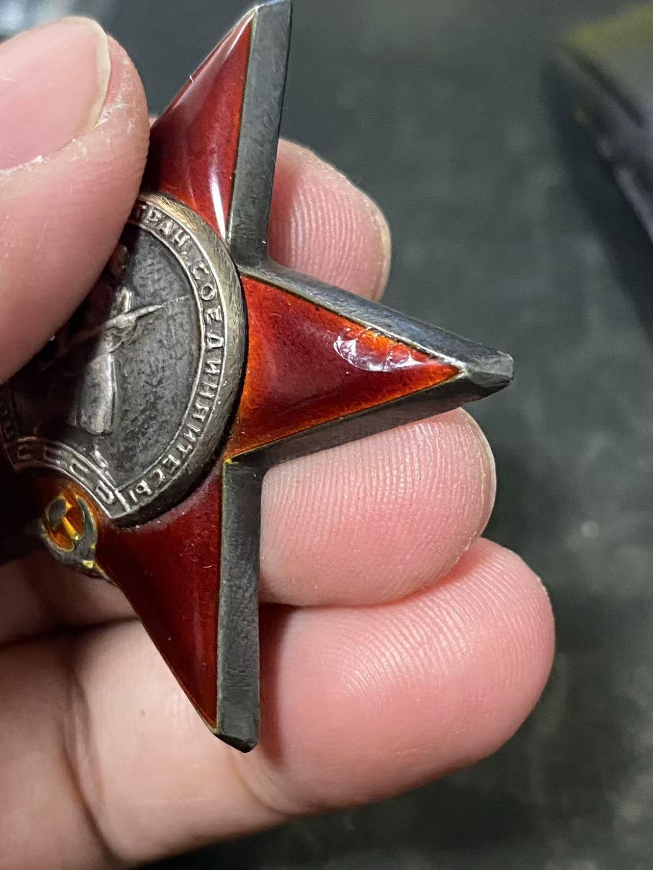 苏联勋章奖章拍卖12月6日晚上九点结束 找不到的加我qq或者微信都是184277308备注苏章拍卖。最好加微信群每次都会通知还有提前可以一口价的 最近会持续拍卖一些东西。			 苏联红星战功套章 红星 1382628 二战红星 带二战证书 右边角有比较大的掉皮 战功无号 原环 铜挂 圆满服役20年 带证书 重量20克64年颁发珐琅完好这个时间来说应该是银质 合金的从65年开始颁发的。属于反坦克炮部队少尉排长 Шевцов Владимир Георгиевич。摧毁1辆装甲运兵车和5个火力点。最后晋升为少校