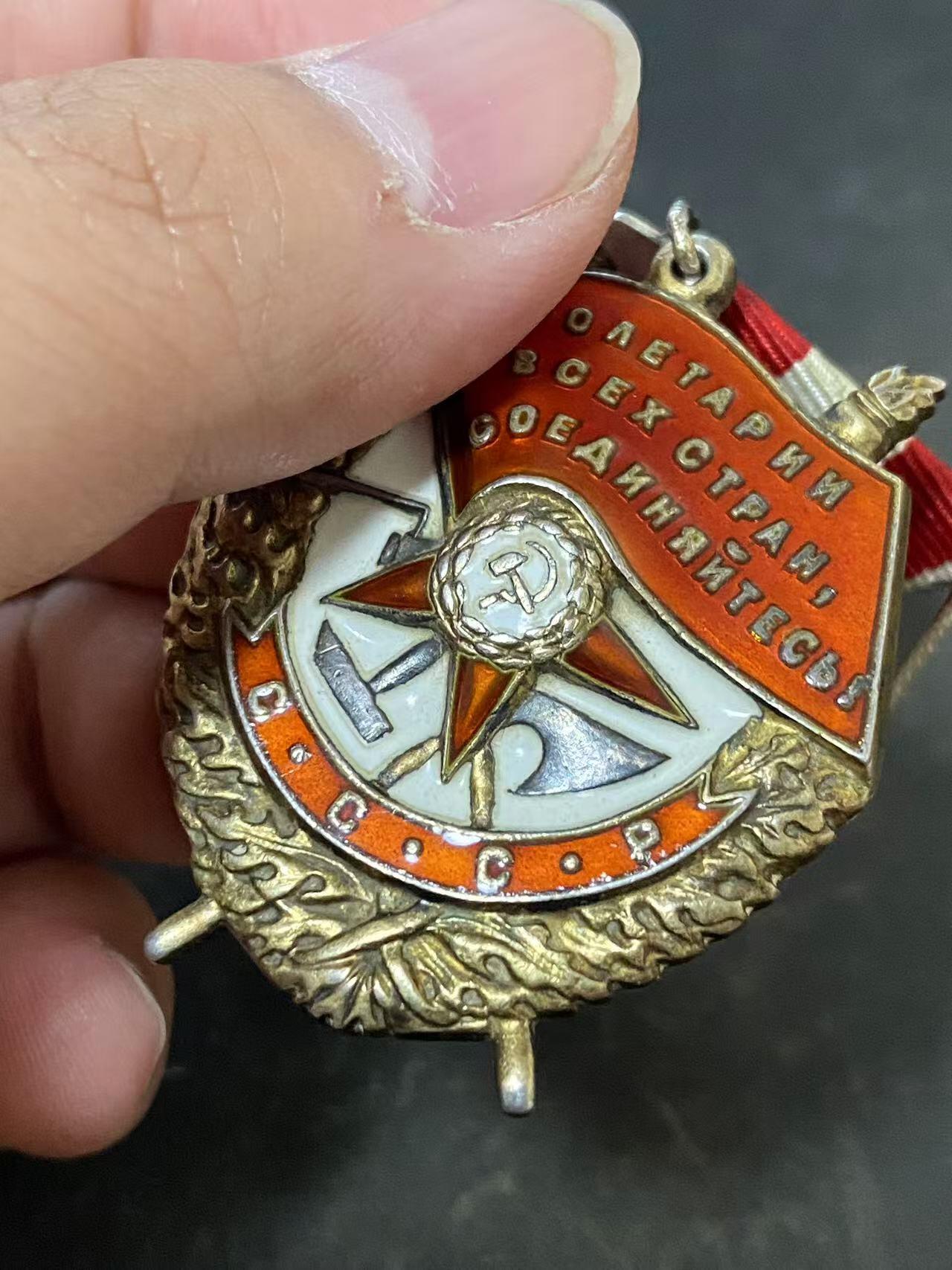 苏联勋章奖章拍卖12月6日晚上九点结束 找不到的加我qq或者微信都是184277308备注苏章拍卖。最好加微信群每次都会通知还有提前可以一口价的 最近会持续拍卖一些东西。			 苏联二战红旗勋章 169828 好品无磕碰 底部珐琅底边缘有小起皮 介意勿扰 最早期的服役红旗 44年11月3日颁发 得主18年参君 为最早的宏军战士 参加过18-19年的开锅战斗 获得过建君20年奖章  照片资料都有 