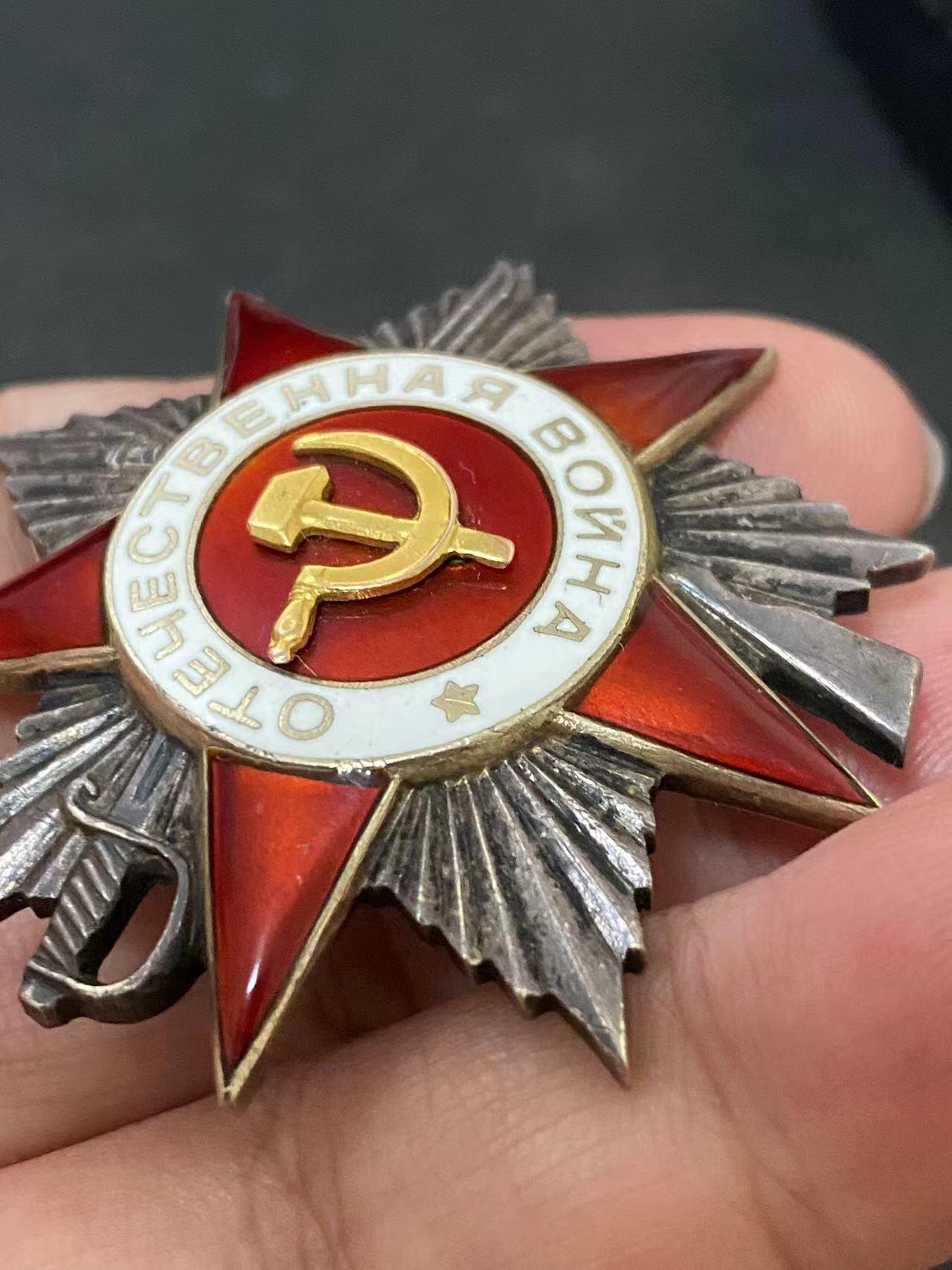 苏联勋章奖章拍卖12月6日晚上九点结束 找不到的加我qq或者微信都是184277308备注苏章拍卖。最好加微信群每次都会通知还有提前可以一口价的 最近会持续拍卖一些东西。			 苏联二级为国勋章301151飞行员-政委 少校 超级品相 佩戴痕迹都几乎看不到   蟹版的一个小众变种 。108近卫拉瓦-罗斯卡娅强击机航空团政治副指挥员（政委）团体事迹非常好几十坦克 积弊一千多本人亲自出击7次获得嘉奖。授予红旗降为二级为国。空军上将克拉索夫斯基 最后签发。他的另一枚红旗也翻译的 接近目标 压制高炮 。Яковлев Борис Иванович 