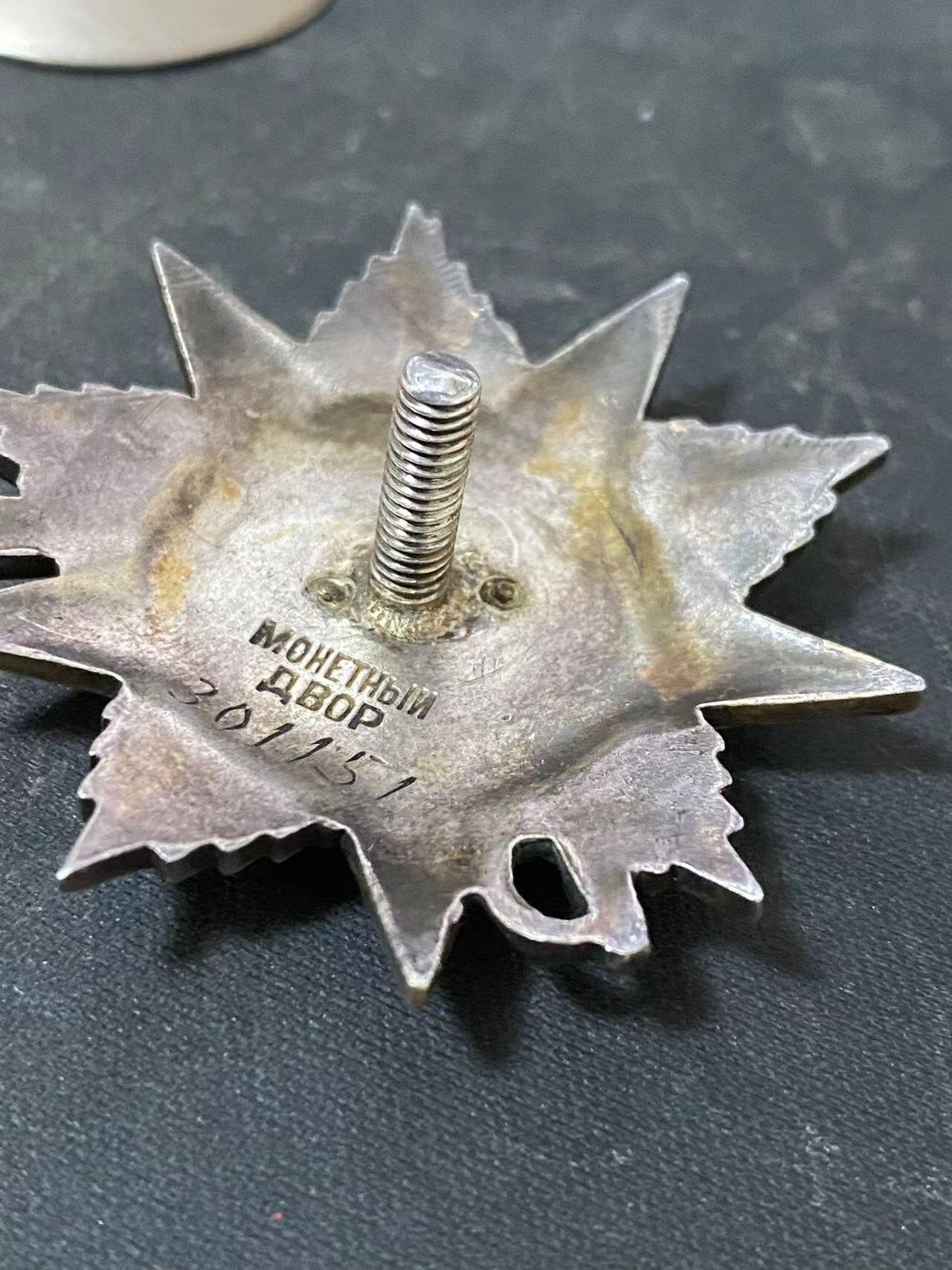 苏联勋章奖章拍卖12月6日晚上九点结束 找不到的加我qq或者微信都是184277308备注苏章拍卖。最好加微信群每次都会通知还有提前可以一口价的 最近会持续拍卖一些东西。			 苏联二级为国勋章301151飞行员-政委 少校 超级品相 佩戴痕迹都几乎看不到   蟹版的一个小众变种 。108近卫拉瓦-罗斯卡娅强击机航空团政治副指挥员（政委）团体事迹非常好几十坦克 积弊一千多本人亲自出击7次获得嘉奖。授予红旗降为二级为国。空军上将克拉索夫斯基 最后签发。他的另一枚红旗也翻译的 接近目标 压制高炮 。Яковлев Борис Иванович 