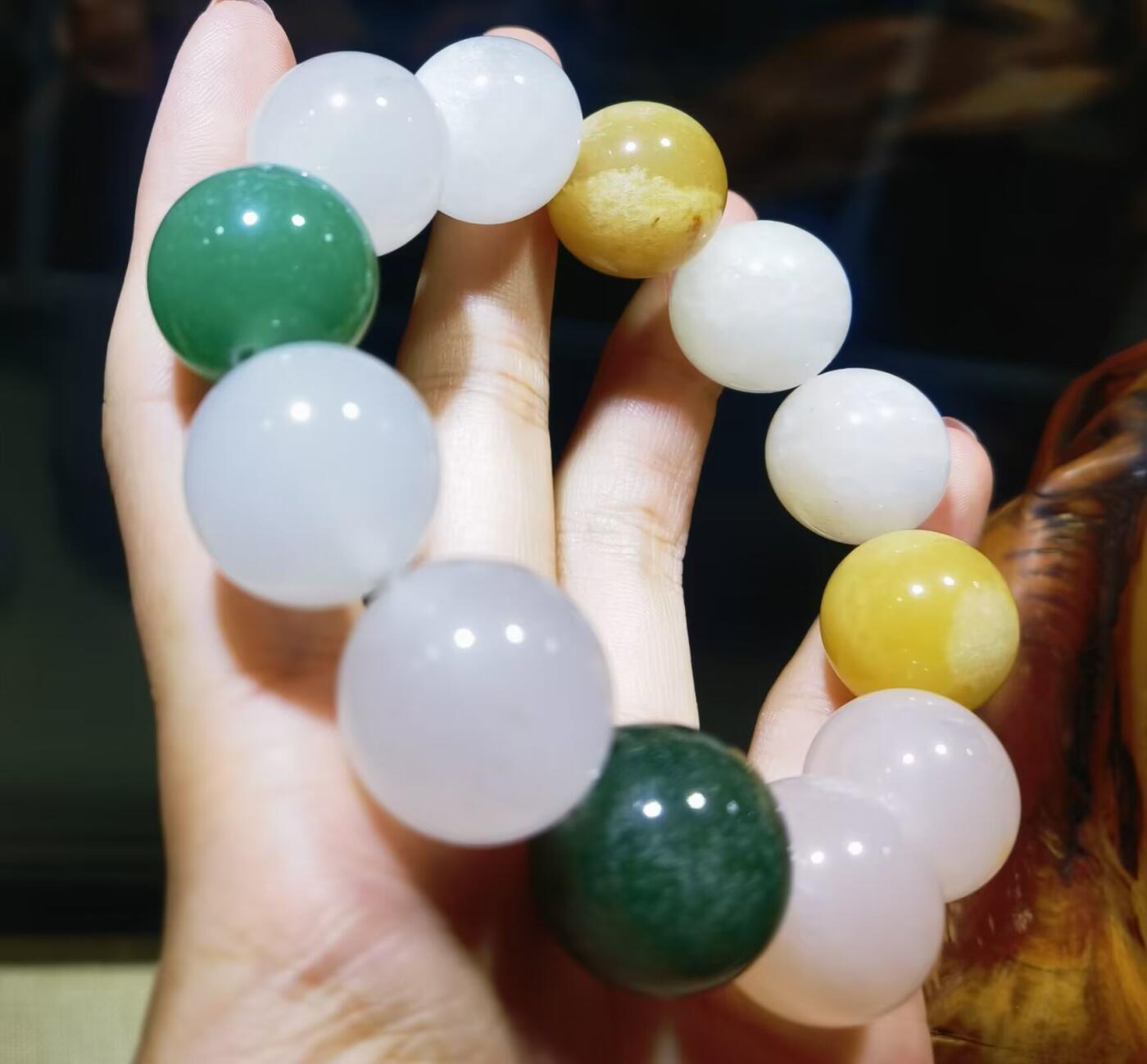 金丝玉多宝手串尺寸1.8cm，色彩漂亮干净清爽，个别珠子内部可见天然石纹棉絮，大自然的产物没有百分百完美，再美好的东西也会多少有一点瑕疵！品相如图所示！捡漏从速！