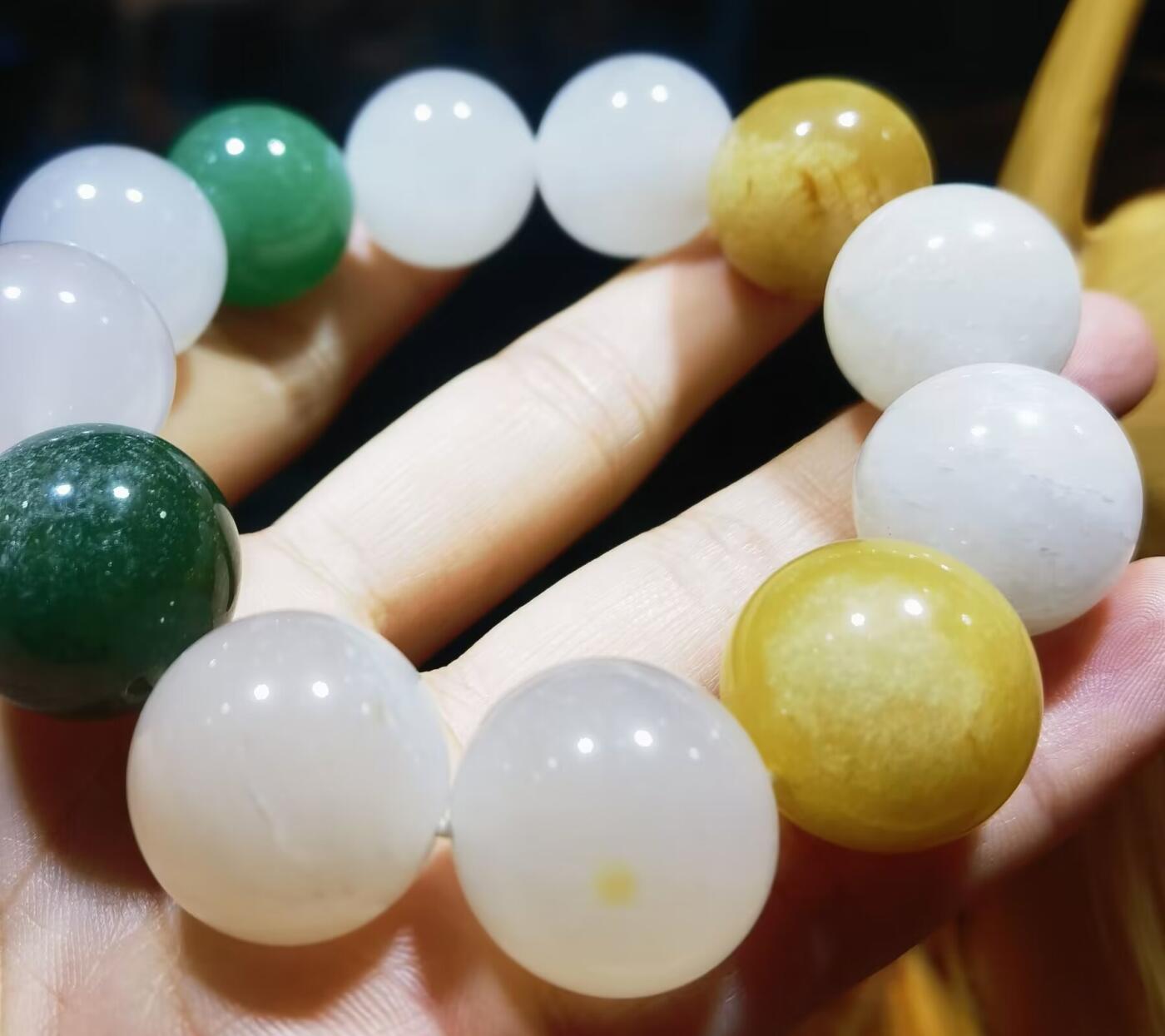 金丝玉多宝手串尺寸1.8cm，色彩漂亮干净清爽，个别珠子内部可见天然石纹棉絮，大自然的产物没有百分百完美，再美好的东西也会多少有一点瑕疵！品相如图所示！捡漏从速！