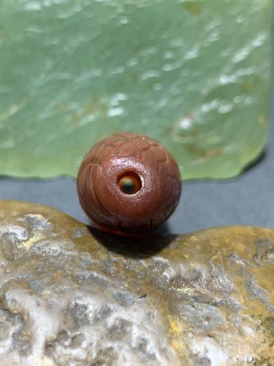 精美亚光冻料战国红玛瑙手工俏色巧雕红龙鱼桶珠一个 精美亚光冻料战国红玛瑙手工俏色巧雕红龙鱼桶珠一个