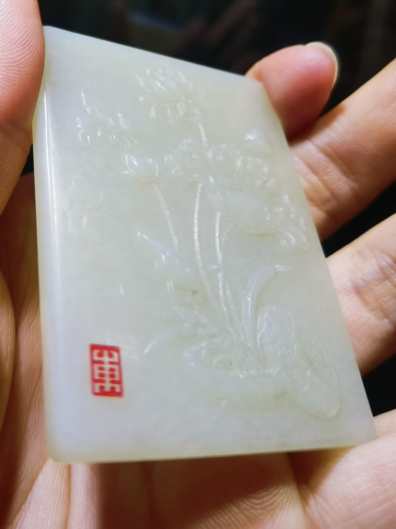 和田玉花开富贵立体雕刻品相如图自带国检证书尺寸:59*44*6 谢绝议价。捡漏价工费都不够！