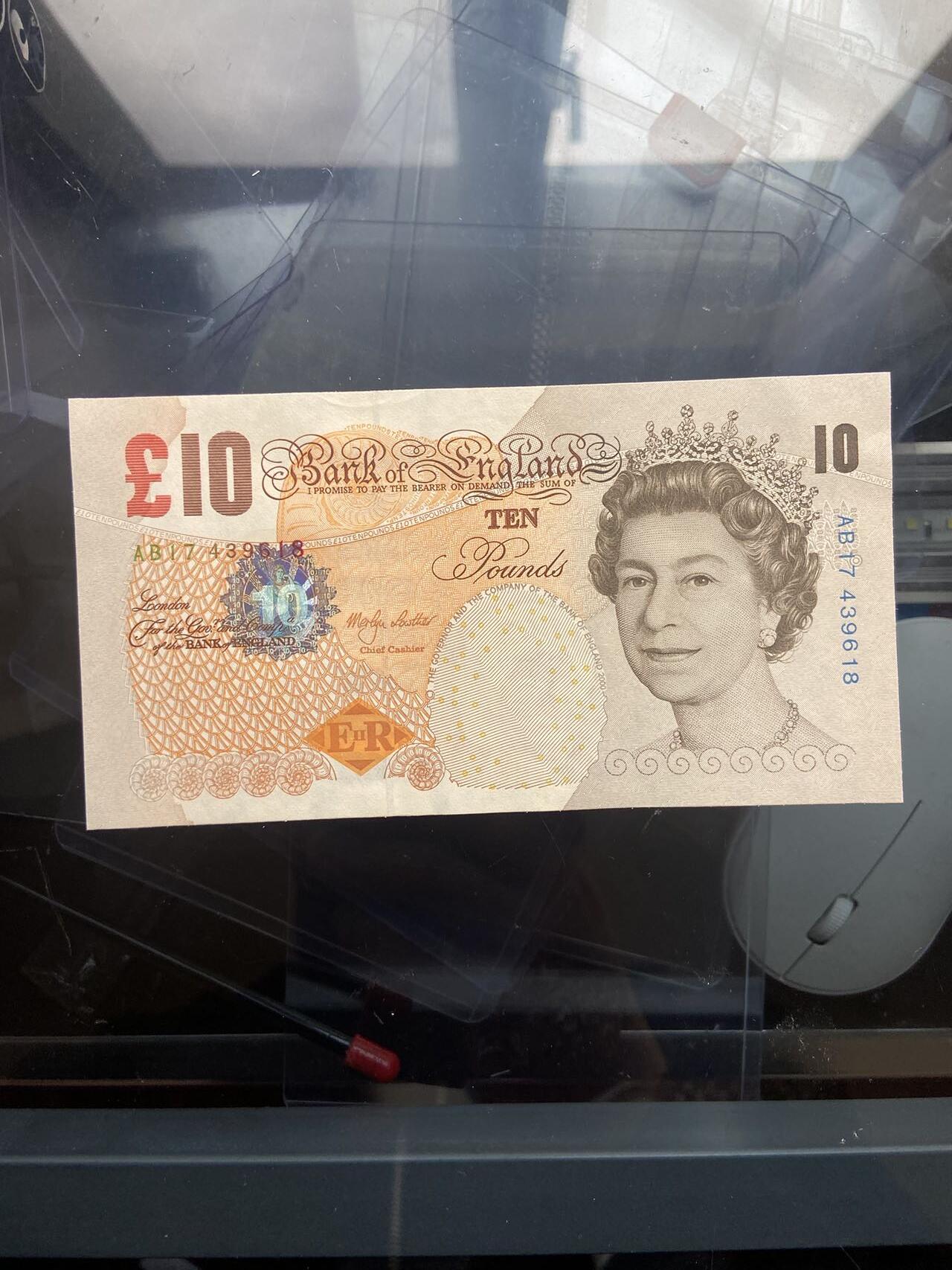 【炜奕收藏】，十九期，裸钞等 英国E序列再版10磅，UNC-品相，右下角角折
