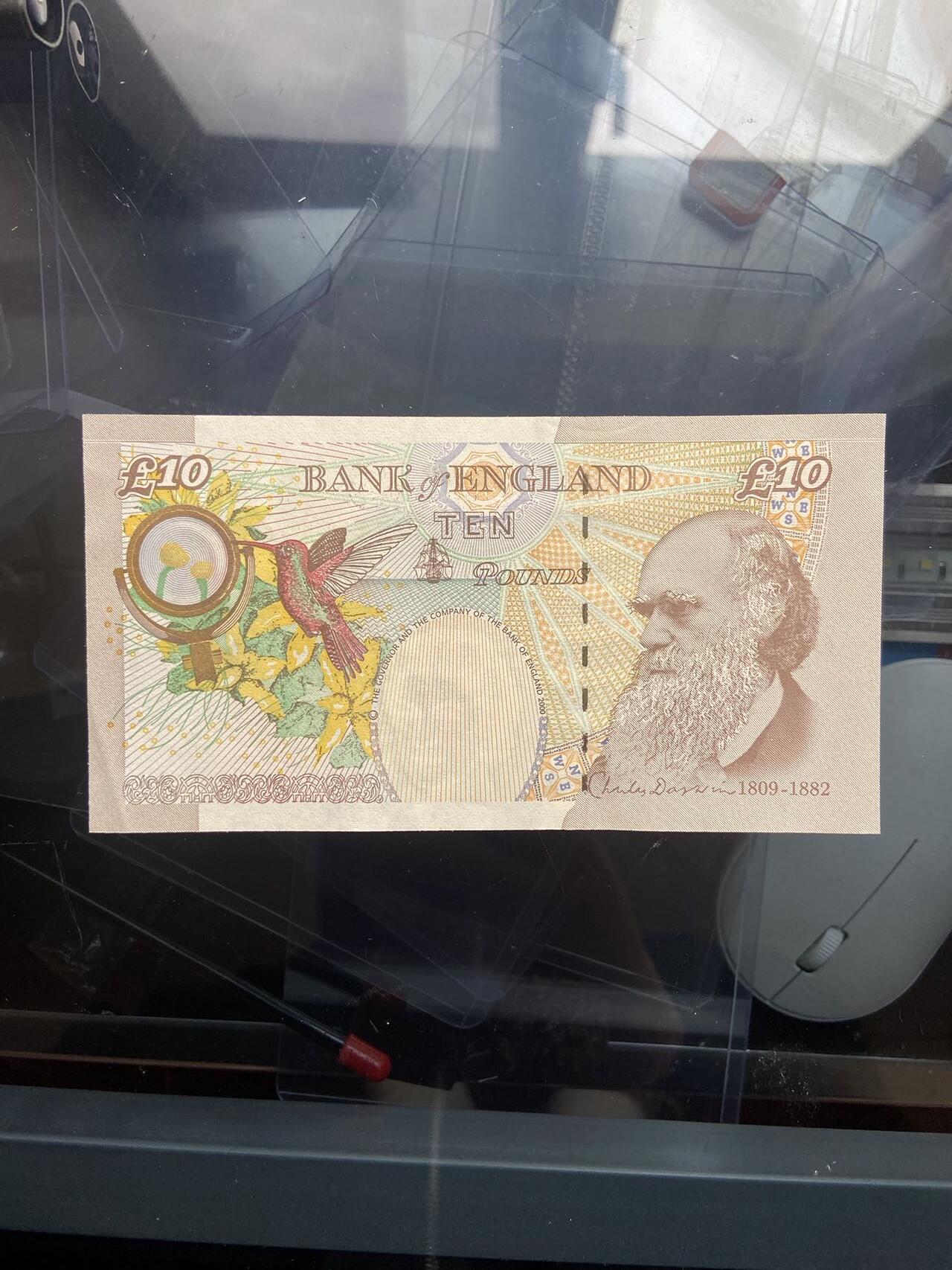 【炜奕收藏】，十九期，裸钞等 英国E序列再版10磅，UNC-品相，右下角角折