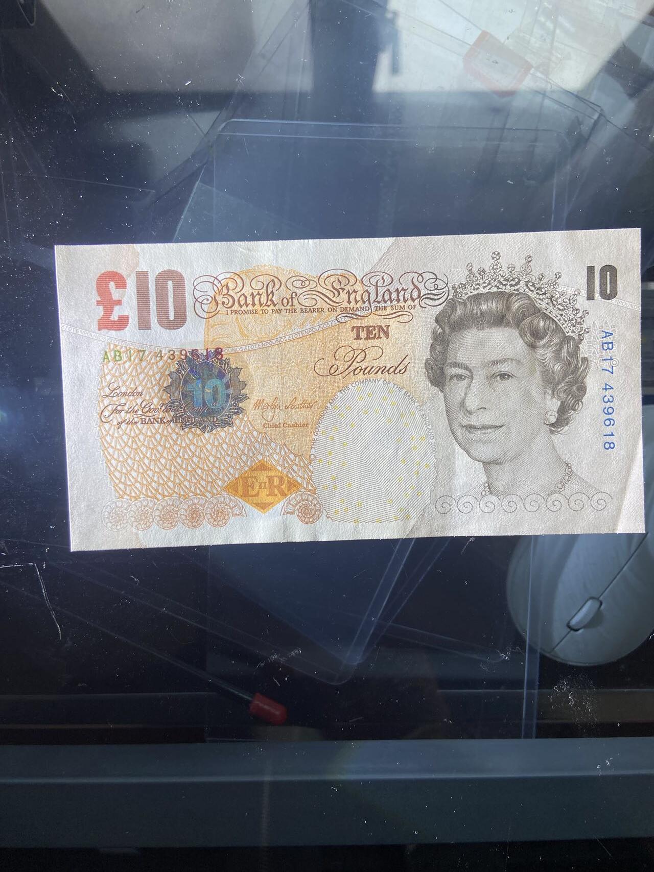 【炜奕收藏】，十九期，裸钞等 英国E序列再版10磅，UNC-品相，右下角角折