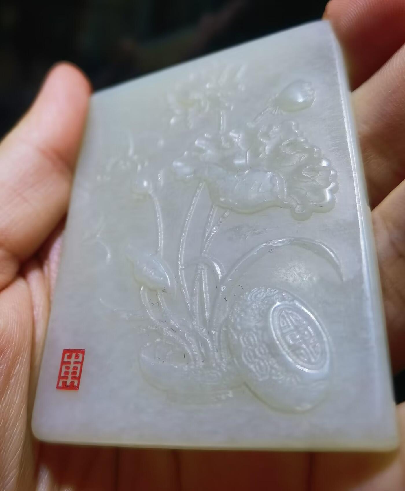 和田玉花开富贵立体雕刻品相如图自带国检证书尺寸:59*44*6 谢绝议价。捡漏价工费都不够！