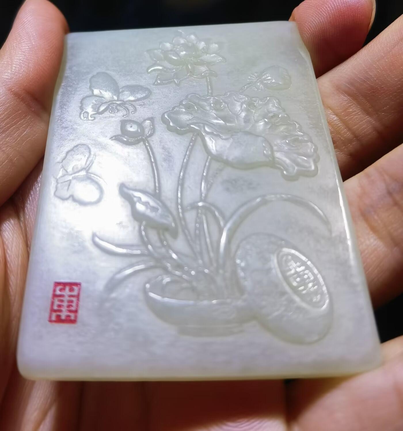 和田玉花开富贵立体雕刻品相如图自带国检证书尺寸:59*44*6 谢绝议价。捡漏价工费都不够！