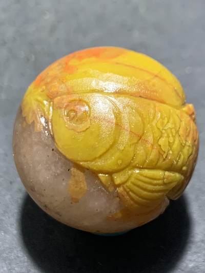 精美冰飘亚光草花纹战国红玛瑙手工俏色巧雕金龙鱼圆珠一个， - 精美冰飘亚光草花纹战国红玛瑙手工俏色巧雕金龙鱼圆珠一个，