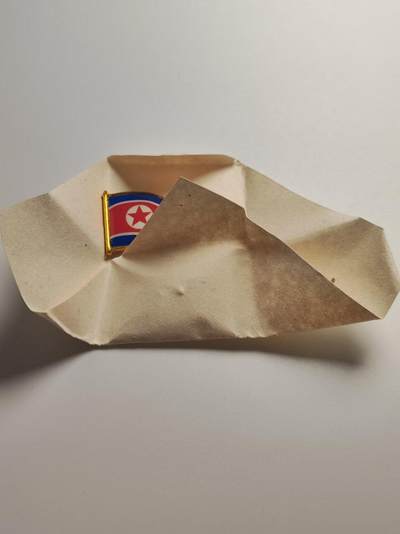 朝鲜原品国旗胸章 - 朝鲜原品国旗胸章