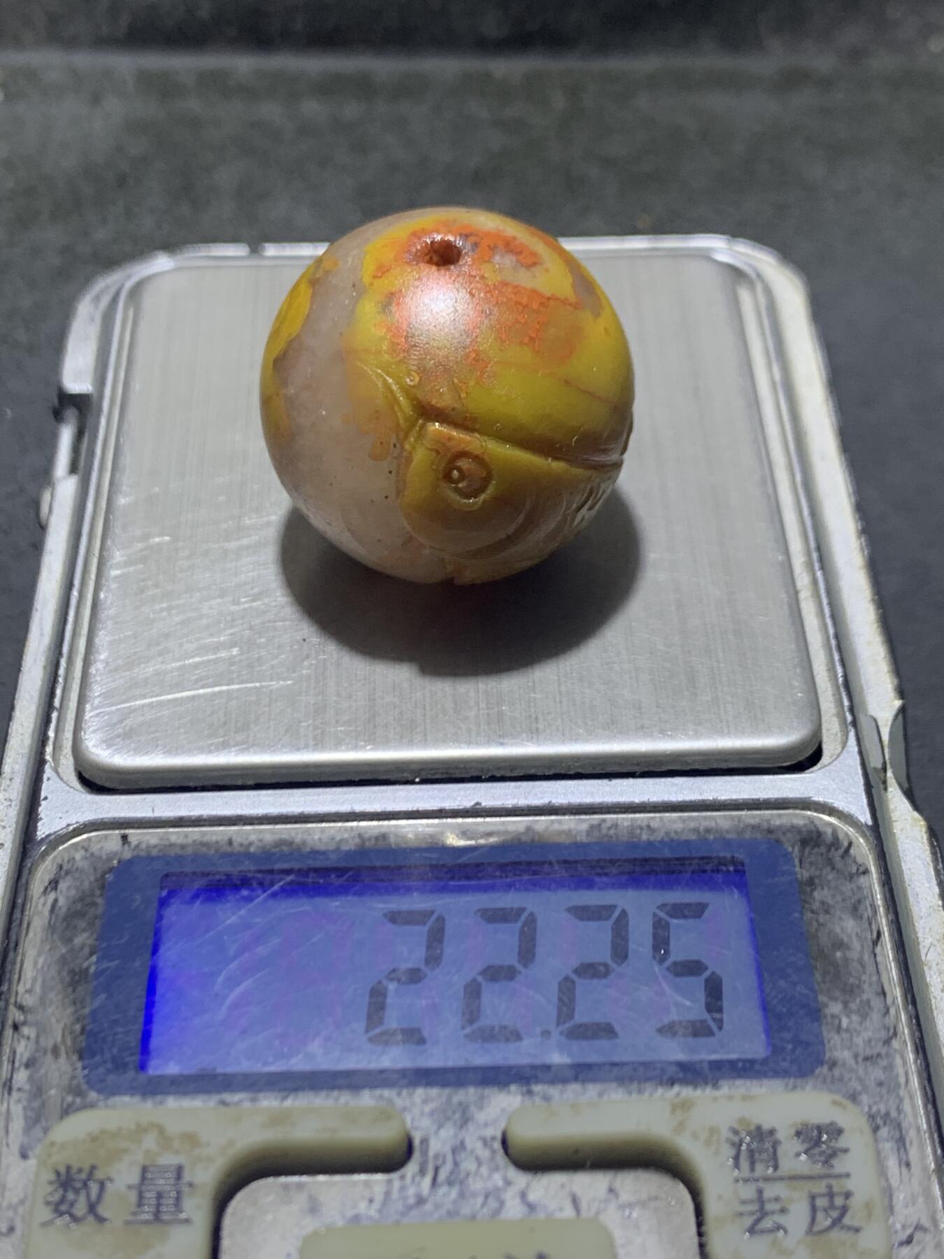 精美冰飘亚光草花纹战国红玛瑙手工俏色巧雕金龙鱼圆珠一个，