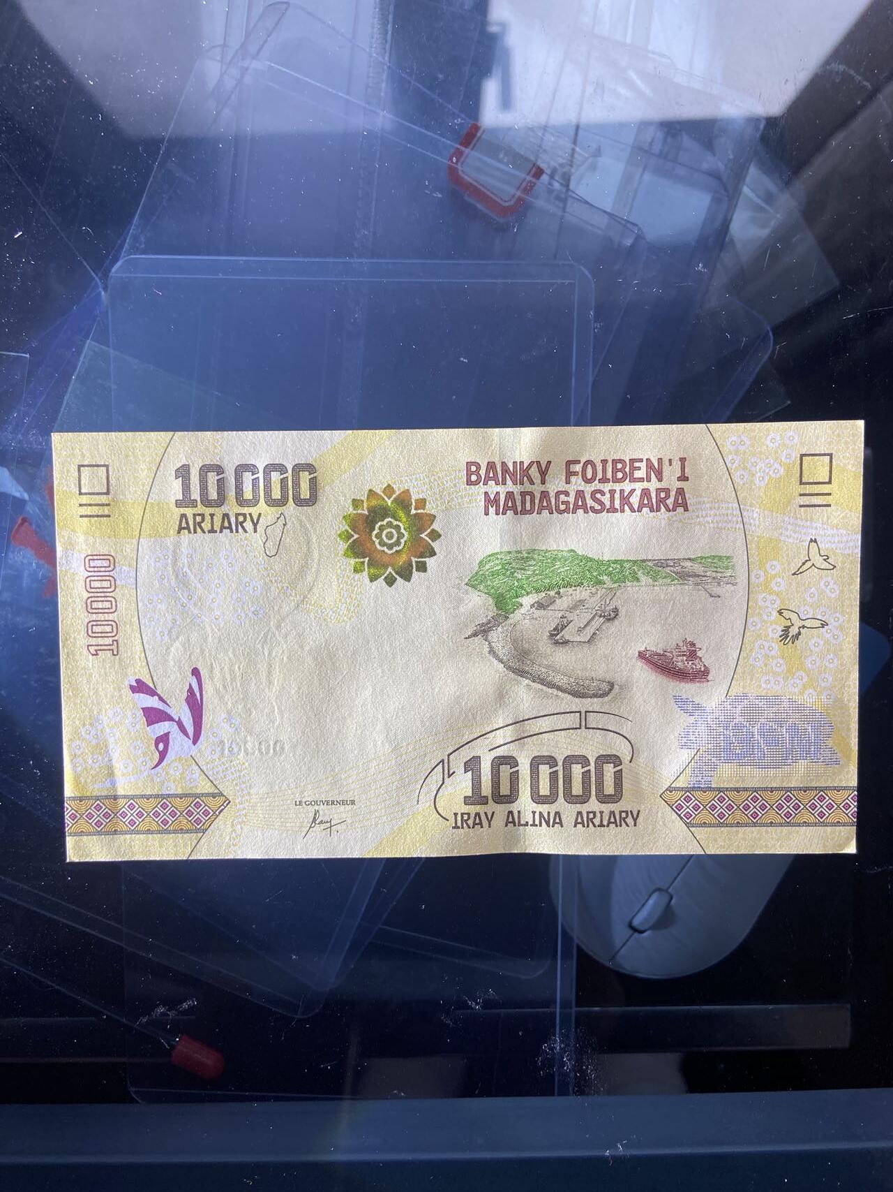 【炜奕收藏】，十九期，裸钞等 马达加斯加10000阿里亚里，UNC品相