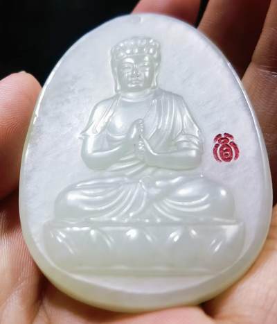 和田玉大日如来佛祖玉必有工，工必有意，意必吉祥”如来佛，是万佛之祖，寓意福，福在眼前，福在心中;尺寸:5.6*3.9*0.8cm克重:35g - 和田玉大日如来佛祖玉必有工，工必有意，意必吉祥”如来佛，是万佛之祖，寓意福，福在眼前，福在心中;尺寸:5.6*3.9*0.8cm克重:35g