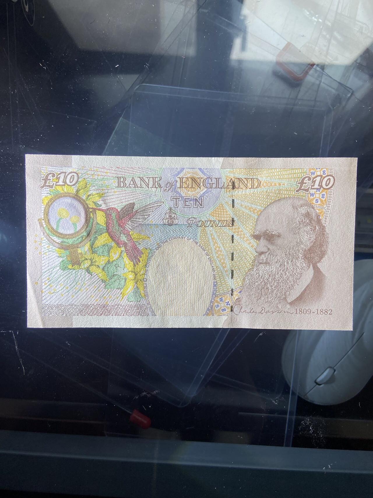 【炜奕收藏】，十九期，裸钞等 英国E序列再版10磅，UNC-品相，右下角角折