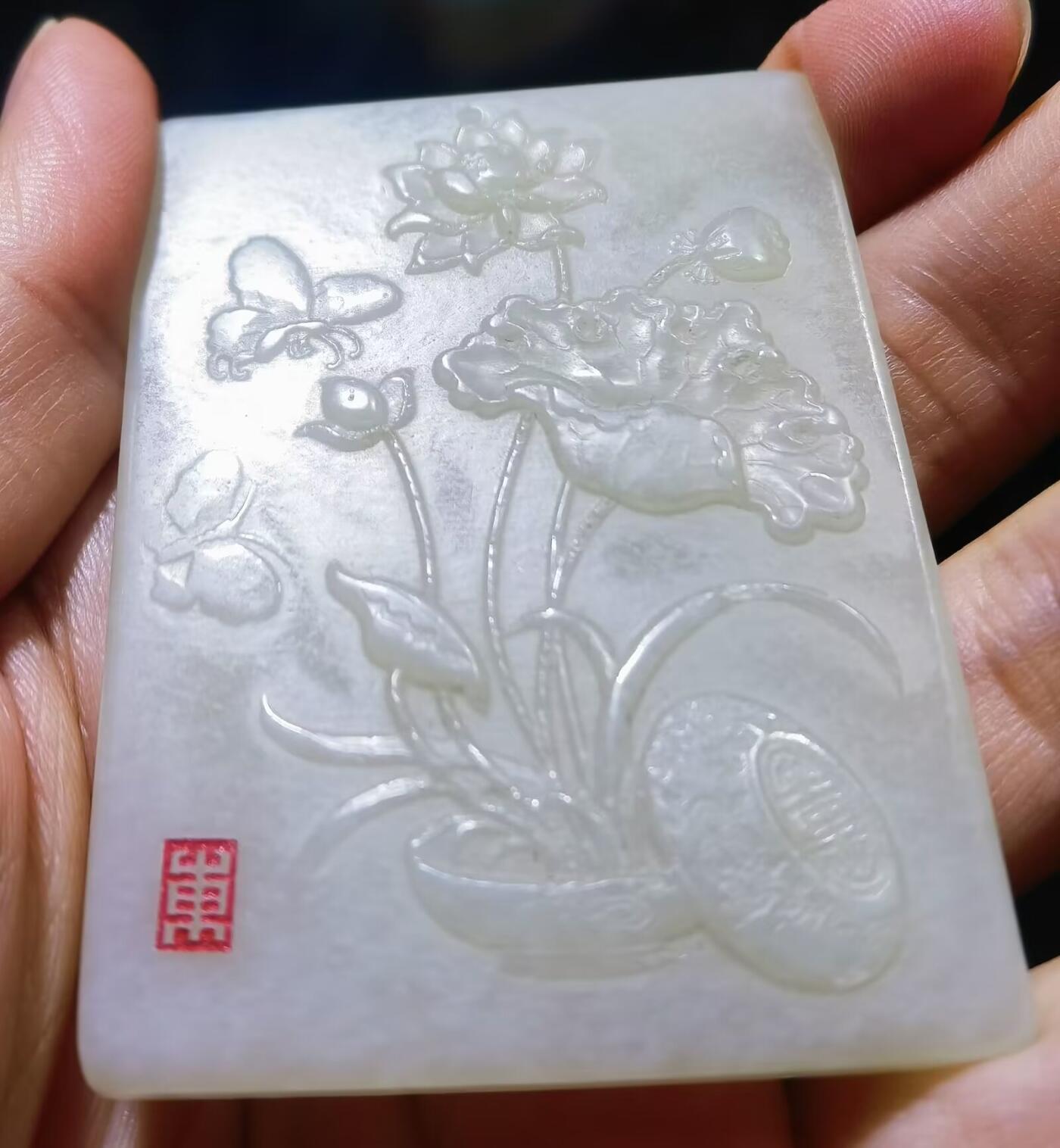 和田玉花开富贵立体雕刻品相如图自带国检证书尺寸:59*44*6 谢绝议价。捡漏价工费都不够！
