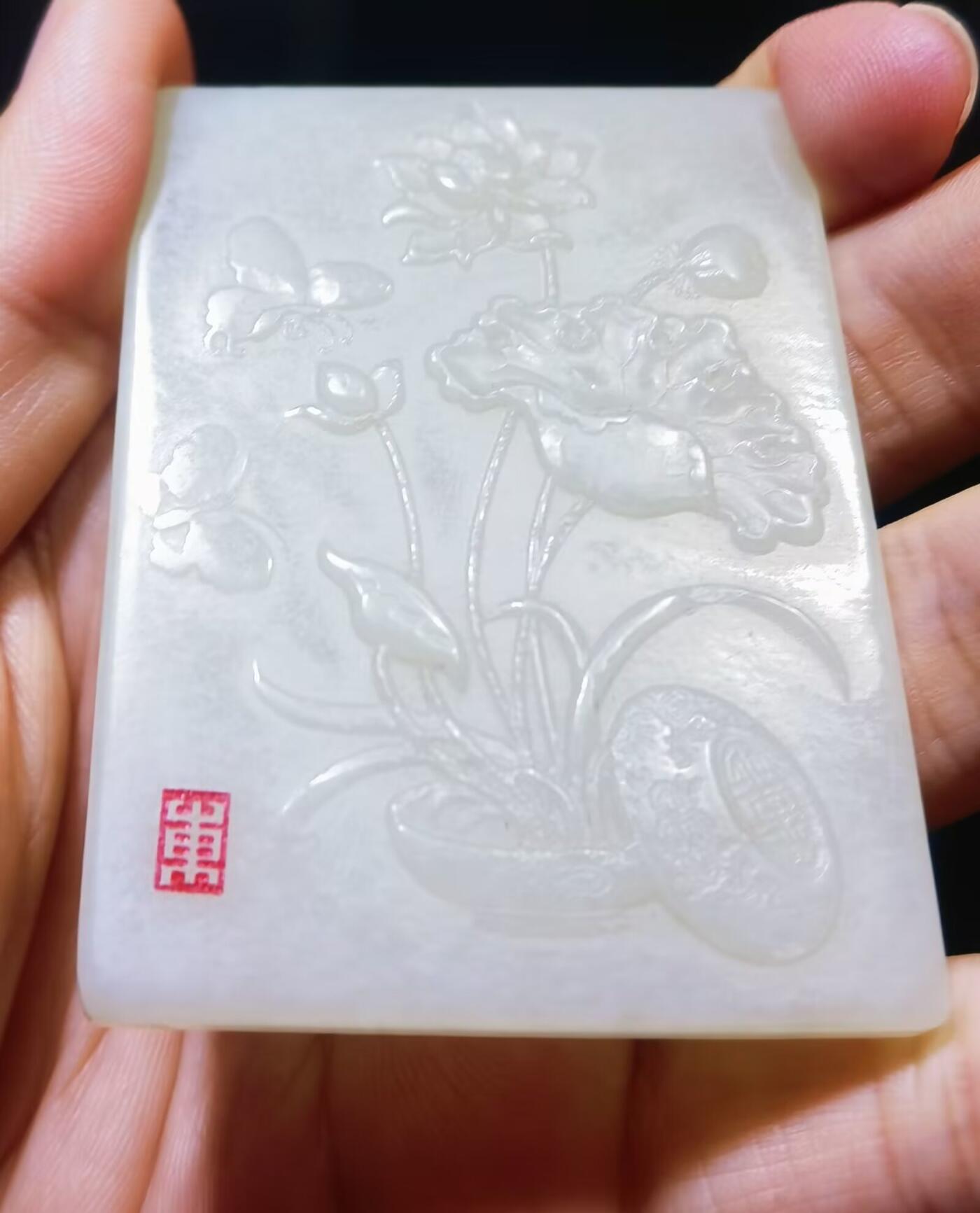 和田玉花开富贵立体雕刻品相如图自带国检证书尺寸:59*44*6 谢绝议价。捡漏价工费都不够！