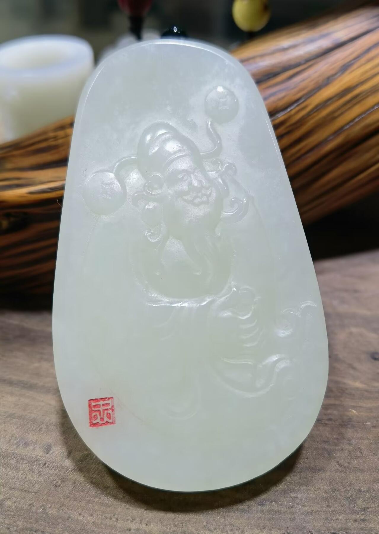 和田玉财神牌男款吊坠挂件，料大量足。所见即所得，自带国检证书，尺寸:50*34*8克重:31g