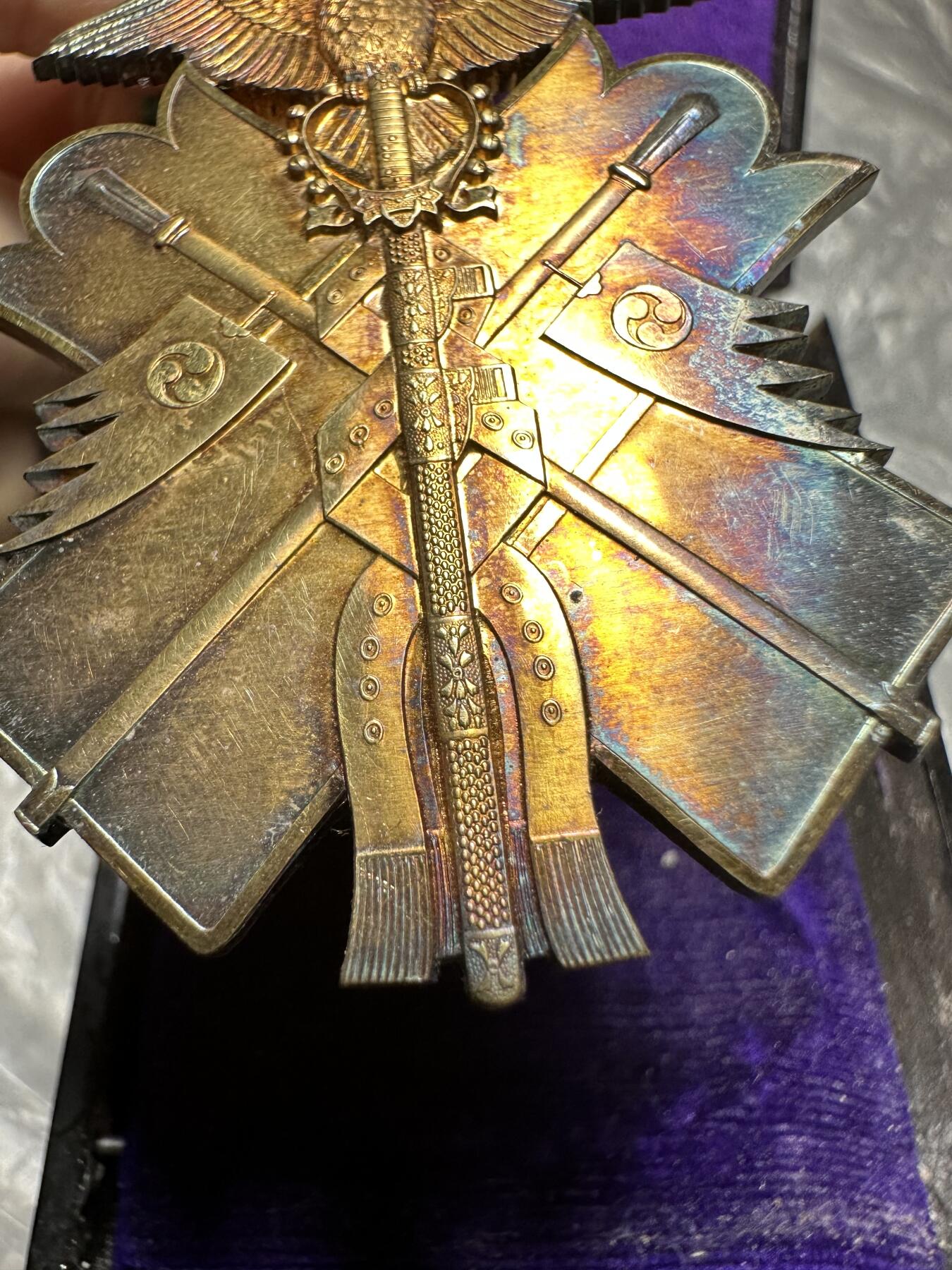 世界 精品章 日本战时 极美品 六级金鵄章，银制带盒带略，少见，（盒子有瑕疵）