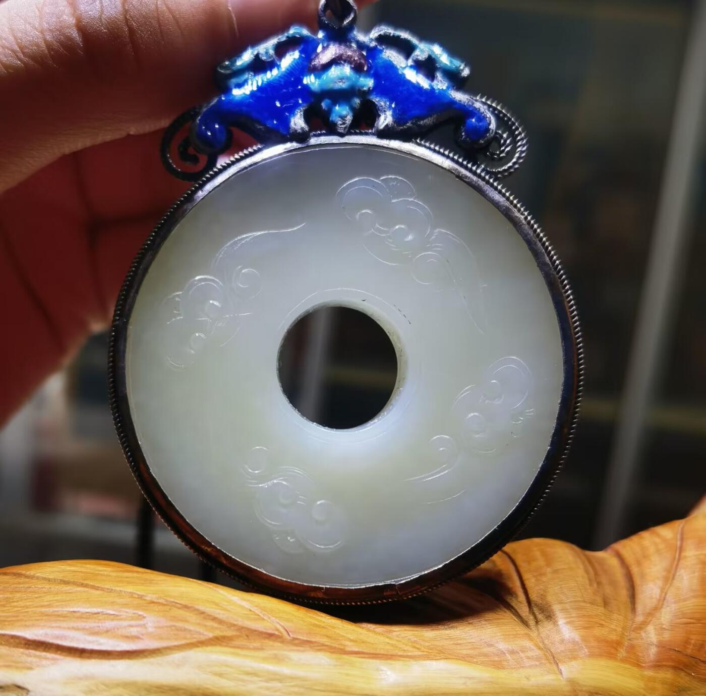 旧藏和田玉平安扣福在眼前珐琅彩纯银镶嵌，玉质油润细腻有光泽，结构致密，雕刻祥云，寓意吉祥！尺寸:51*7cm 克重:47.8g