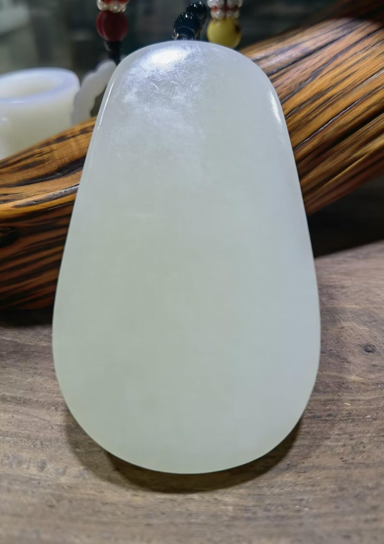 和田玉财神牌男款吊坠挂件，料大量足。所见即所得，自带国检证书，尺寸:50*34*8克重:31g