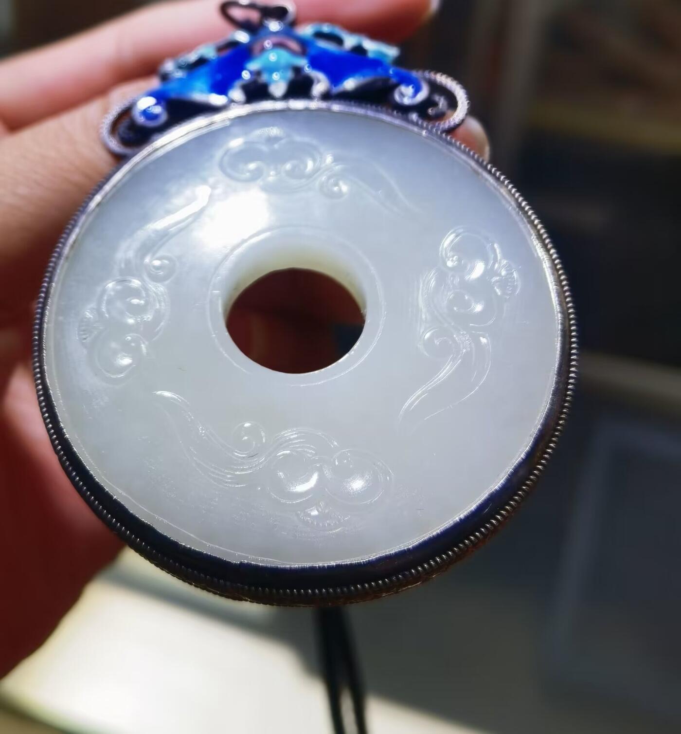 旧藏和田玉平安扣福在眼前珐琅彩纯银镶嵌，玉质油润细腻有光泽，结构致密，雕刻祥云，寓意吉祥！尺寸:51*7cm 克重:47.8g