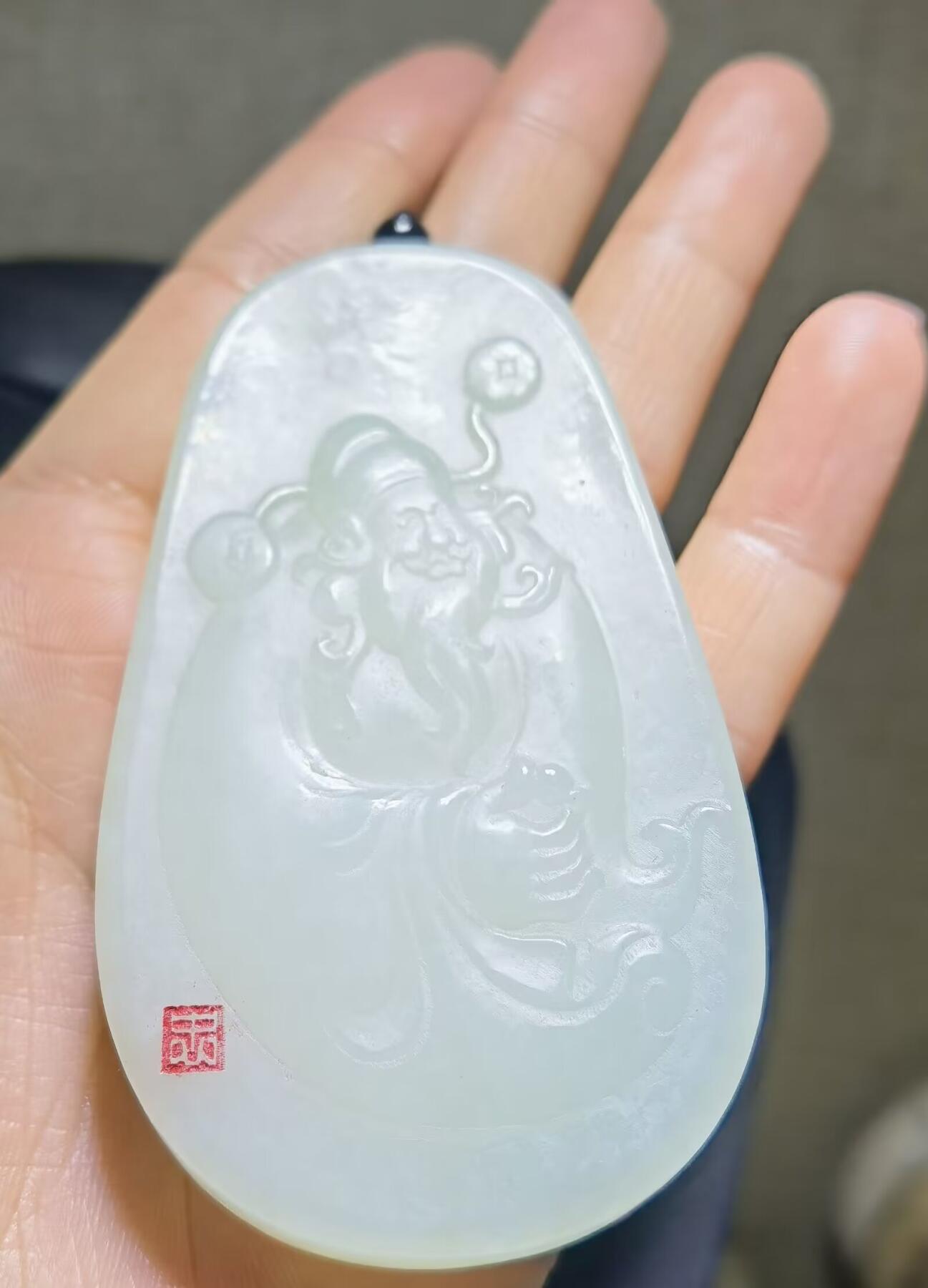 和田玉财神牌男款吊坠挂件，料大量足。所见即所得，自带国检证书，尺寸:50*34*8克重:31g