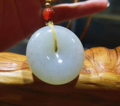 和田玉平安扣尺寸:2.7cm克重:13.3g玉质油润细腻，脂粉十足 - 和田玉平安扣尺寸:2.7cm克重:13.3g玉质油润细腻，脂粉十足