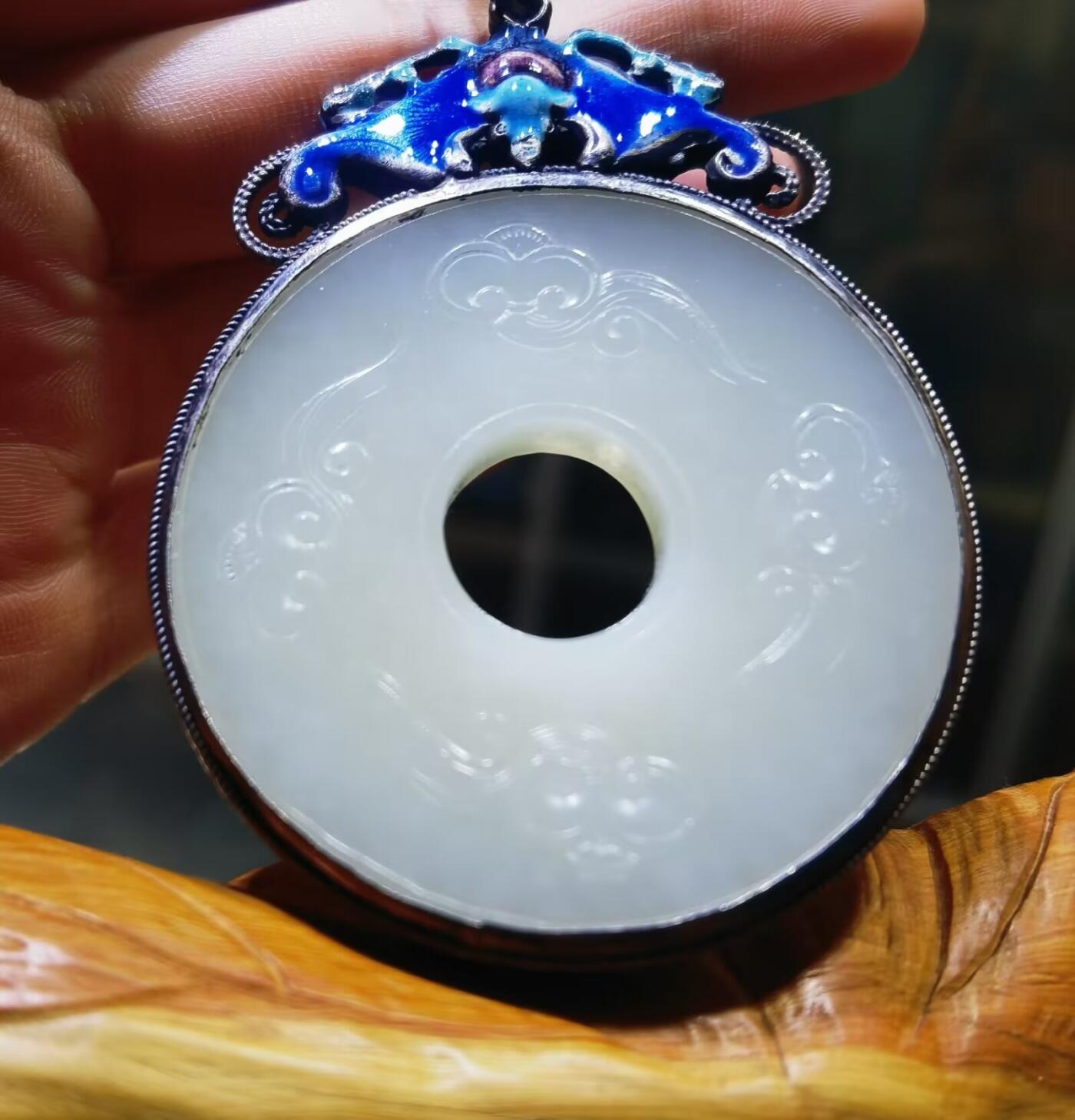 旧藏和田玉平安扣福在眼前珐琅彩纯银镶嵌，玉质油润细腻有光泽，结构致密，雕刻祥云，寓意吉祥！尺寸:51*7cm 克重:47.8g