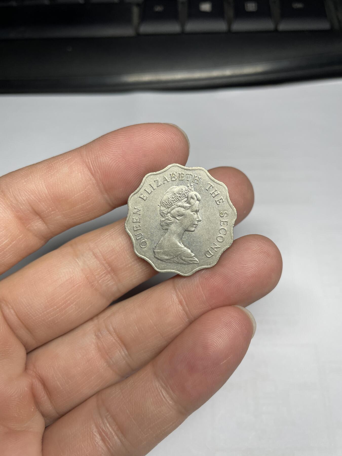 每日一拍，2024年集古藏今外币拍卖第十八期-第3场—（总第173拍），可以寄存60天，满160元包邮。 1975年香港花边2元