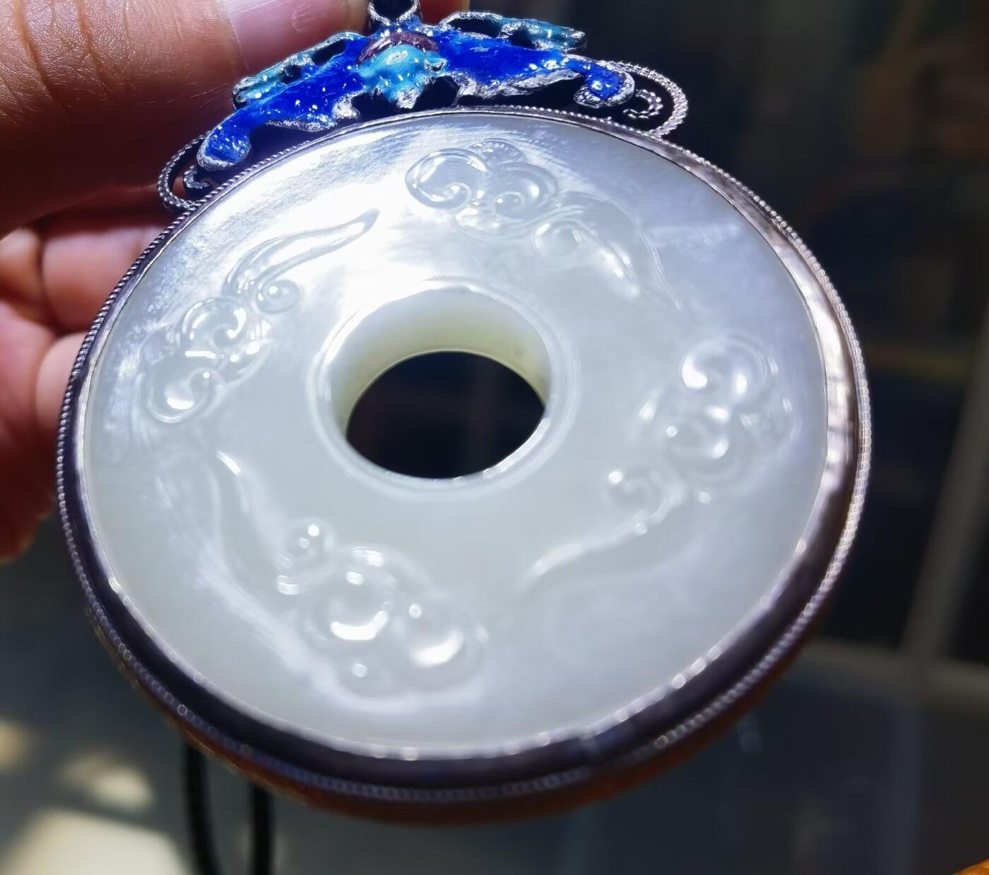 旧藏和田玉平安扣福在眼前珐琅彩纯银镶嵌，玉质油润细腻有光泽，结构致密，雕刻祥云，寓意吉祥！尺寸:51*7cm 克重:47.8g