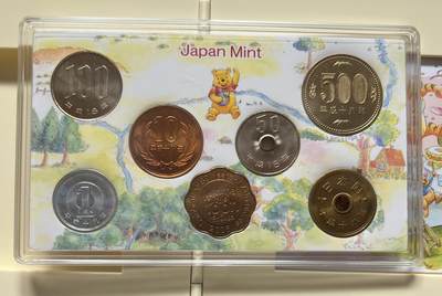 S&S Numismatic世界钱币-拍卖 第112期  - 日本2006年 维尼小熊庆祝冒险80周年 6枚套币官方卡币+1枚纪念章