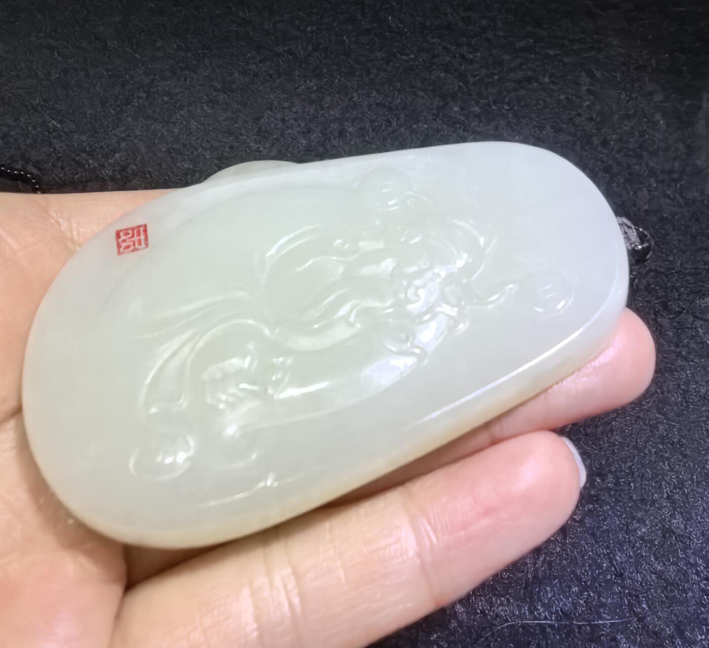 和田玉财神牌男款吊坠挂件，料大量足。所见即所得，自带国检证书，尺寸:50*34*8克重:31g