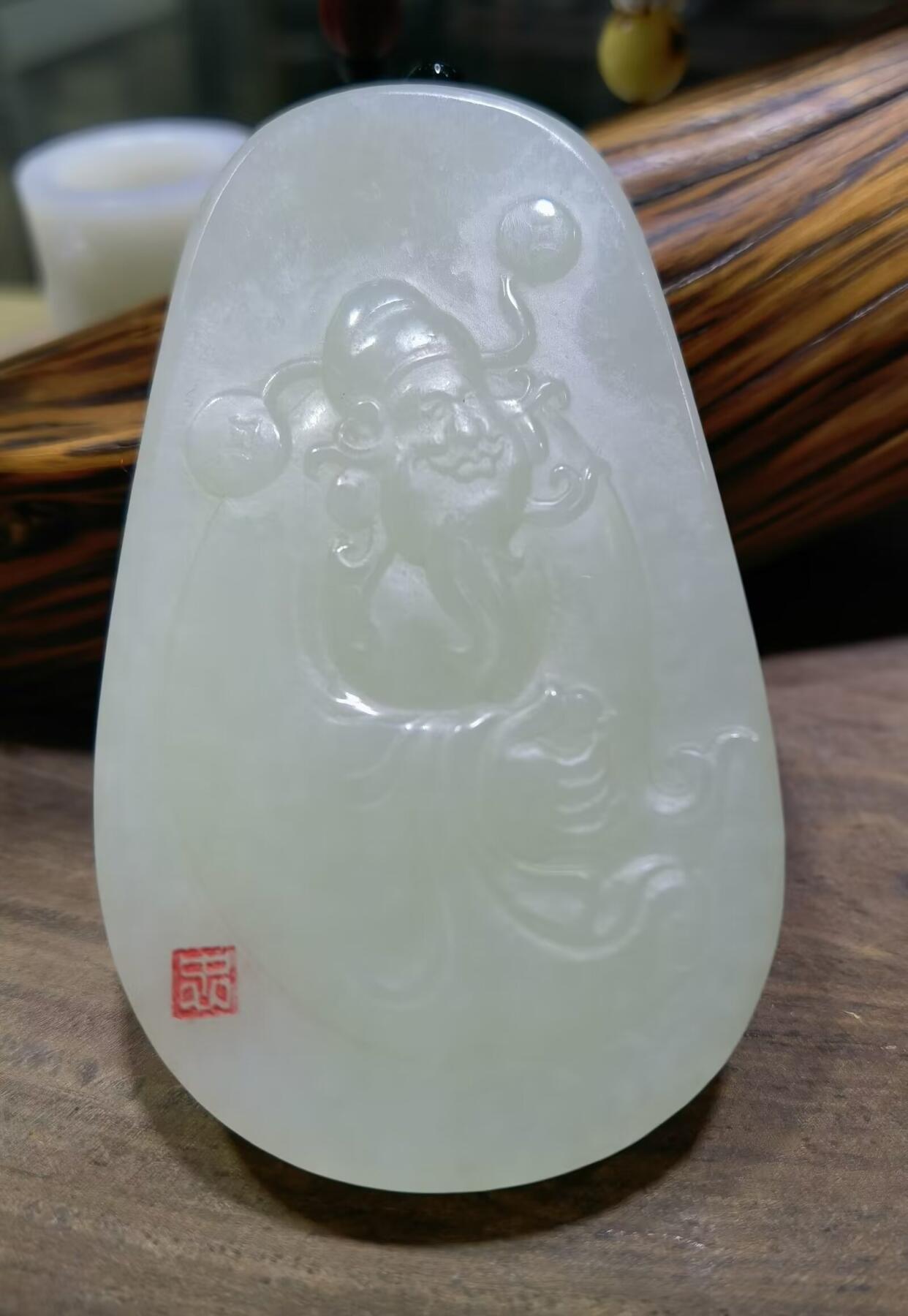 和田玉财神牌男款吊坠挂件，料大量足。所见即所得，自带国检证书，尺寸:50*34*8克重:31g