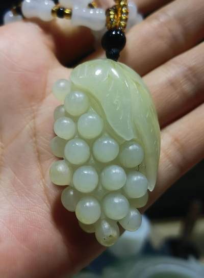 和田玉多子多福吊坠玉质油润细腻，精雕细刻，尺寸：4.6cm.*2.8cm*1.8cm    克重：49.6 - 和田玉多子多福吊坠玉质油润细腻，精雕细刻，尺寸：4.6cm.*2.8cm*1.8cm    克重：49.6
