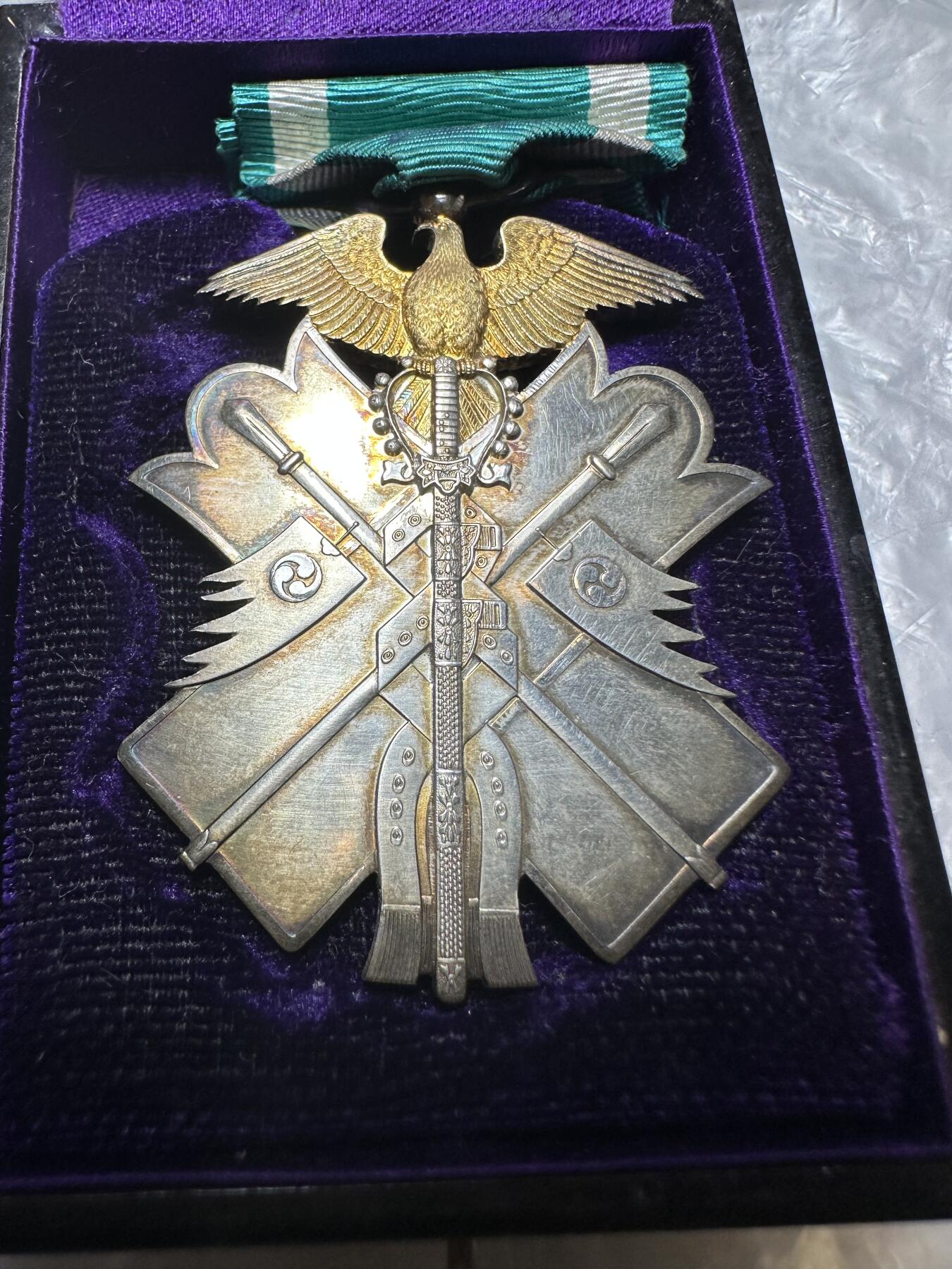世界 精品章 日本战时 极美品 七级金鵄章，镀金！银制带盒带略，少见