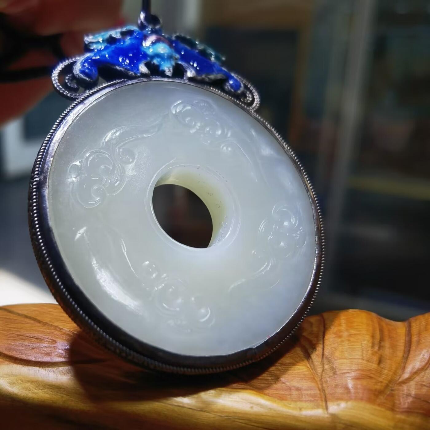 旧藏和田玉平安扣福在眼前珐琅彩纯银镶嵌，玉质油润细腻有光泽，结构致密，雕刻祥云，寓意吉祥！尺寸:51*7cm 克重:47.8g