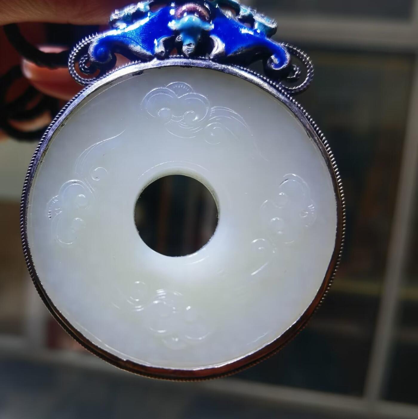 旧藏和田玉平安扣福在眼前珐琅彩纯银镶嵌，玉质油润细腻有光泽，结构致密，雕刻祥云，寓意吉祥！尺寸:51*7cm 克重:47.8g