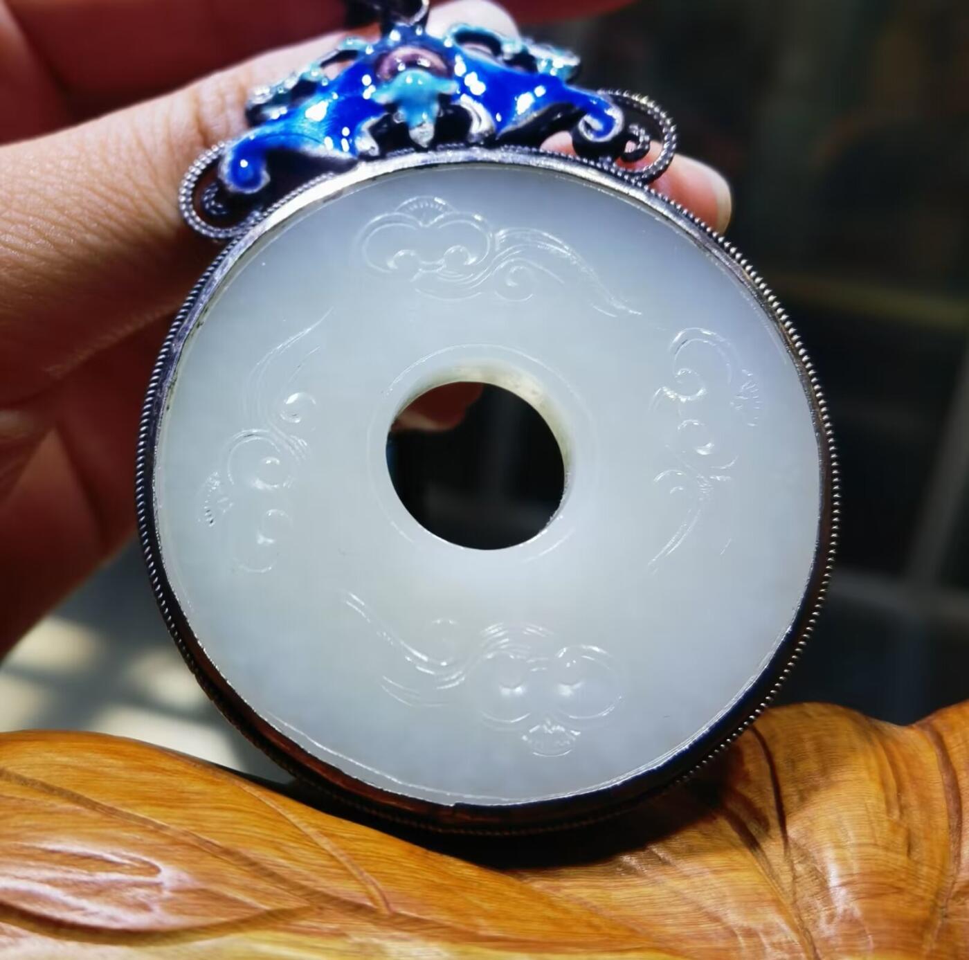 旧藏和田玉平安扣福在眼前珐琅彩纯银镶嵌，玉质油润细腻有光泽，结构致密，雕刻祥云，寓意吉祥！尺寸:51*7cm 克重:47.8g