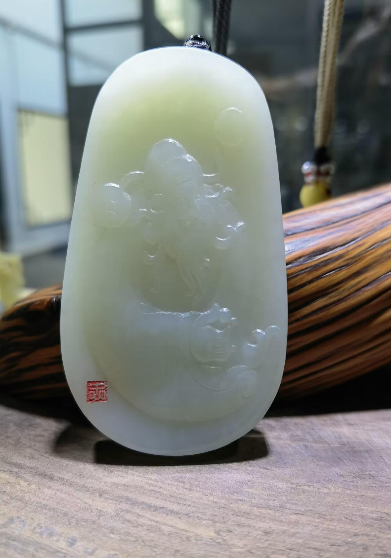 和田玉财神牌男款吊坠挂件，料大量足。所见即所得，自带国检证书，尺寸:50*34*8克重:31g