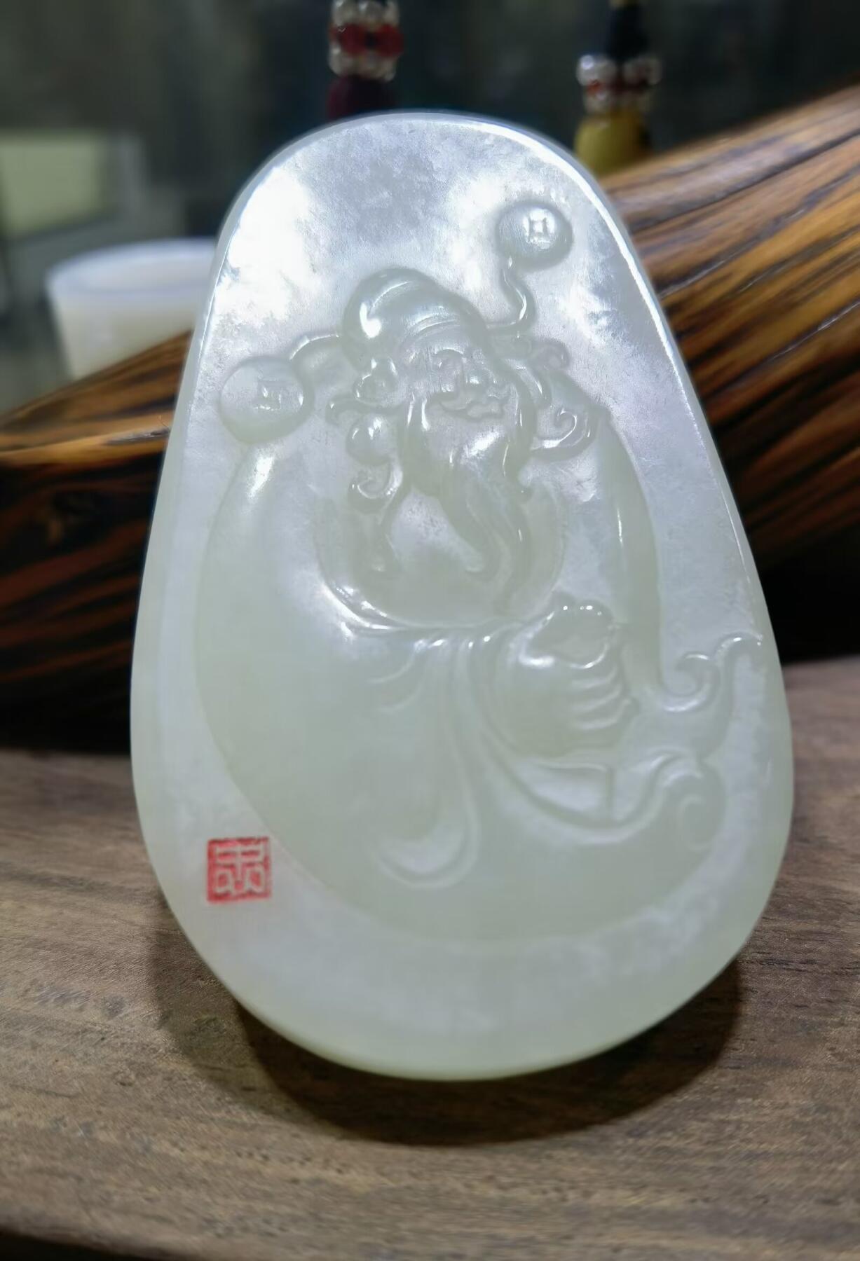 和田玉财神牌男款吊坠挂件，料大量足。所见即所得，自带国检证书，尺寸:50*34*8克重:31g