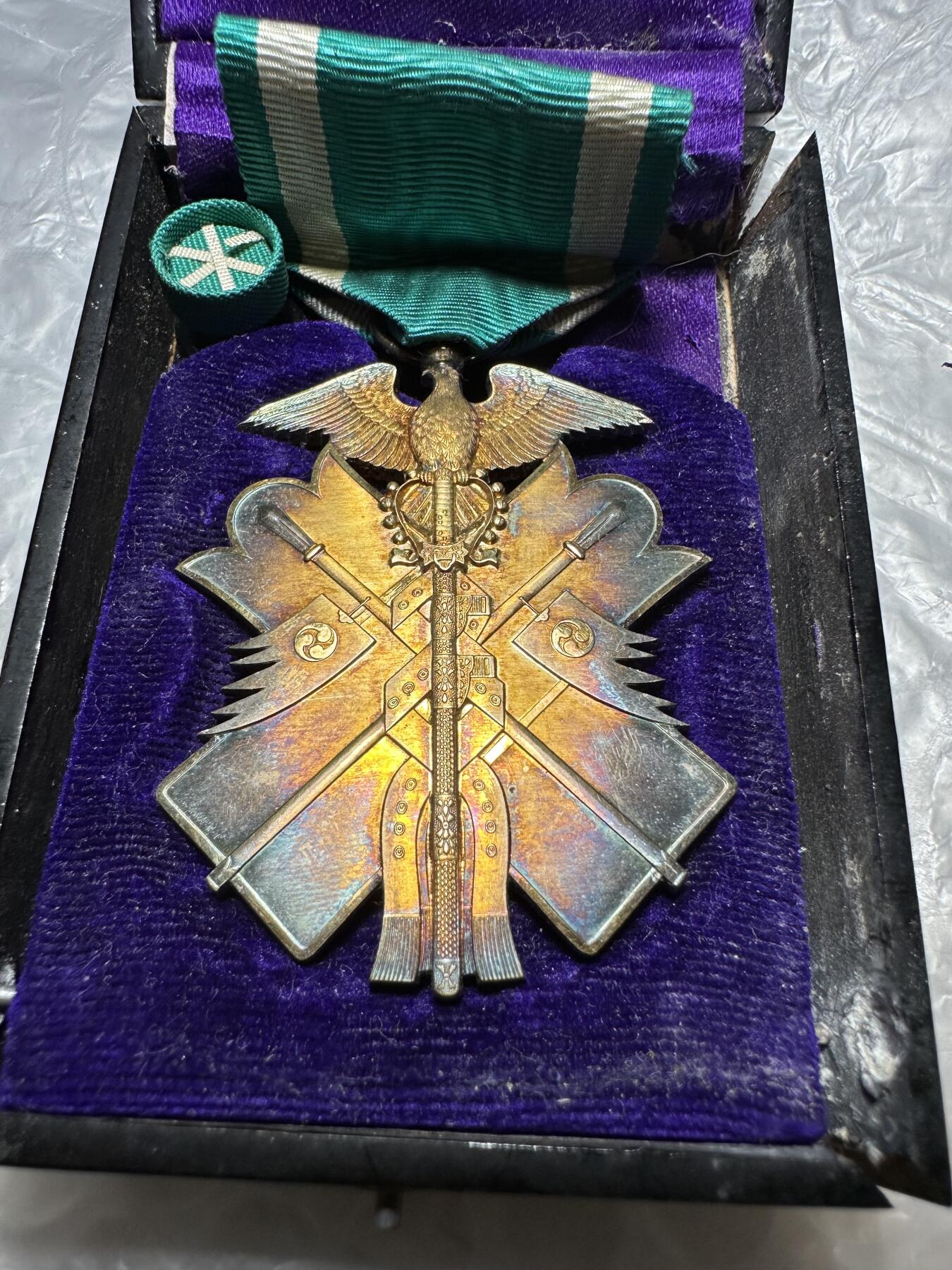 世界 精品章 日本战时 极美品 六级金鵄章，银制带盒带略，少见，（盒子有瑕疵）