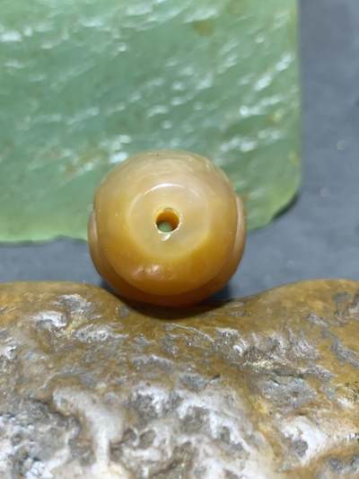 精美亚光高玉化冻料战国红玛瑙手工俏色巧雕领头羊桶珠一个 精美亚光高玉化冻料战国红玛瑙手工俏色巧雕领头羊桶珠一个