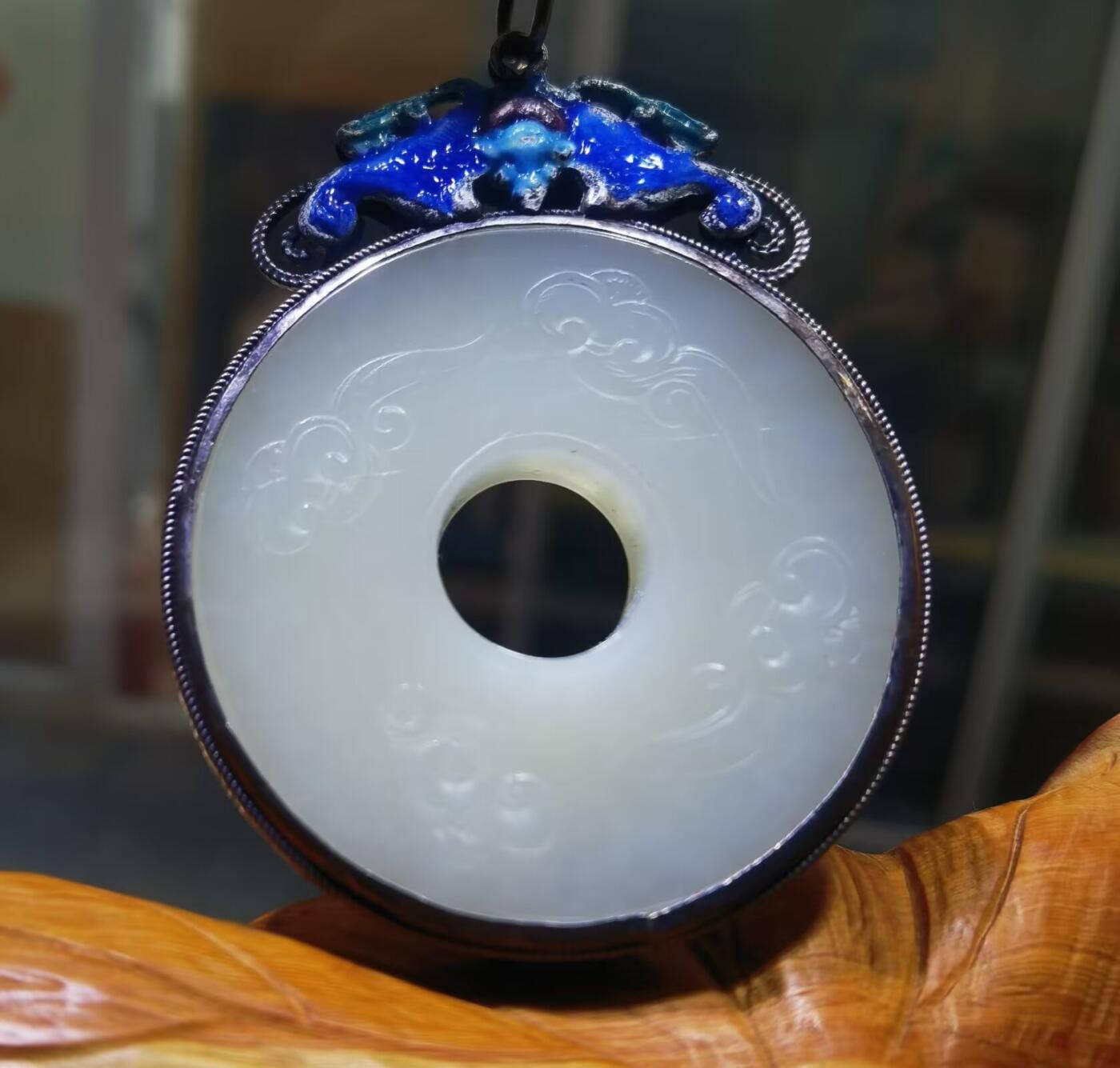 旧藏和田玉平安扣福在眼前珐琅彩纯银镶嵌，玉质油润细腻有光泽，结构致密，雕刻祥云，寓意吉祥！尺寸:51*7cm 克重:47.8g