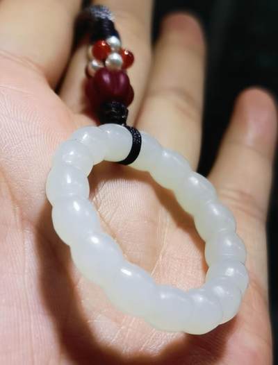 和田白玉袈裟环玉质温润细腻，品相如图所示！尺寸：3.5cm壁厚0.6cm克重：7.5 - 和田白玉袈裟环玉质温润细腻，品相如图所示！尺寸：3.5cm壁厚0.6cm克重：7.5