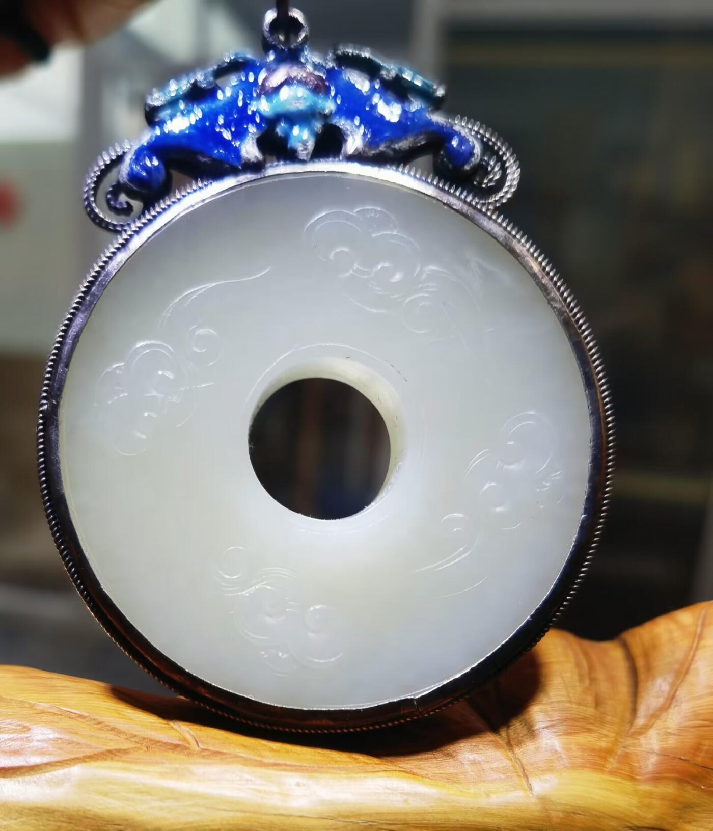 旧藏和田玉平安扣福在眼前珐琅彩纯银镶嵌，玉质油润细腻有光泽，结构致密，雕刻祥云，寓意吉祥！尺寸:51*7cm 克重:47.8g