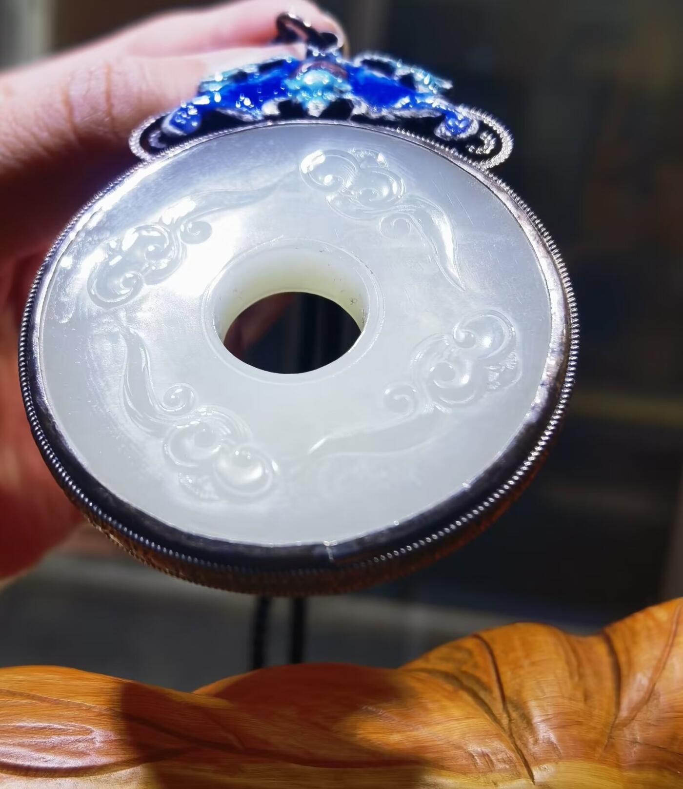 旧藏和田玉平安扣福在眼前珐琅彩纯银镶嵌，玉质油润细腻有光泽，结构致密，雕刻祥云，寓意吉祥！尺寸:51*7cm 克重:47.8g