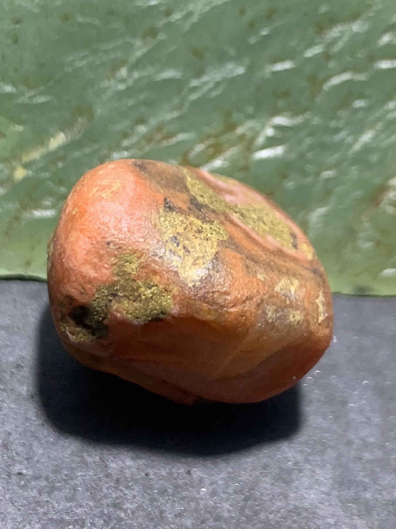 精美荔枝冻飘红南红玛瑙原石一颗，