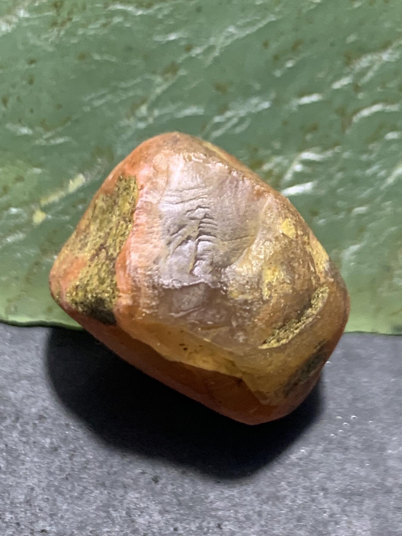 精美荔枝冻飘红南红玛瑙原石一颗，